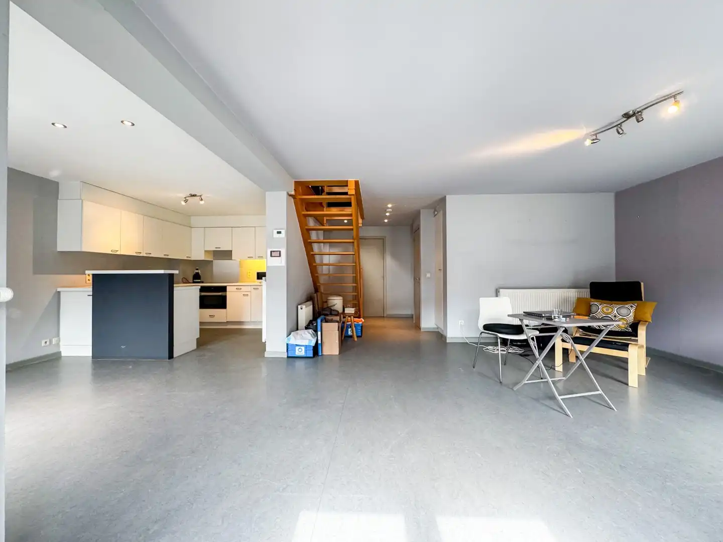 Zeer ruim duplexappartement met 2 slaapkamers en grote zolder foto 4