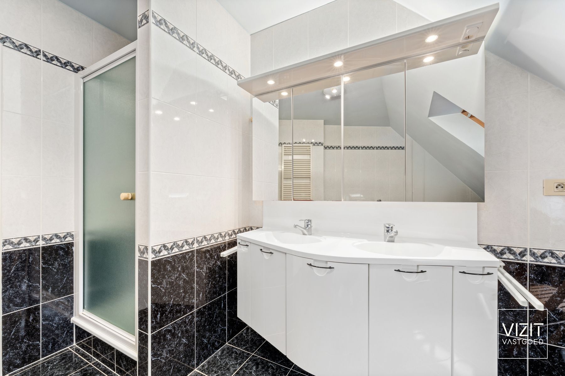 Ruime villa met mooie aangelegde tuin op toplocatie foto 13