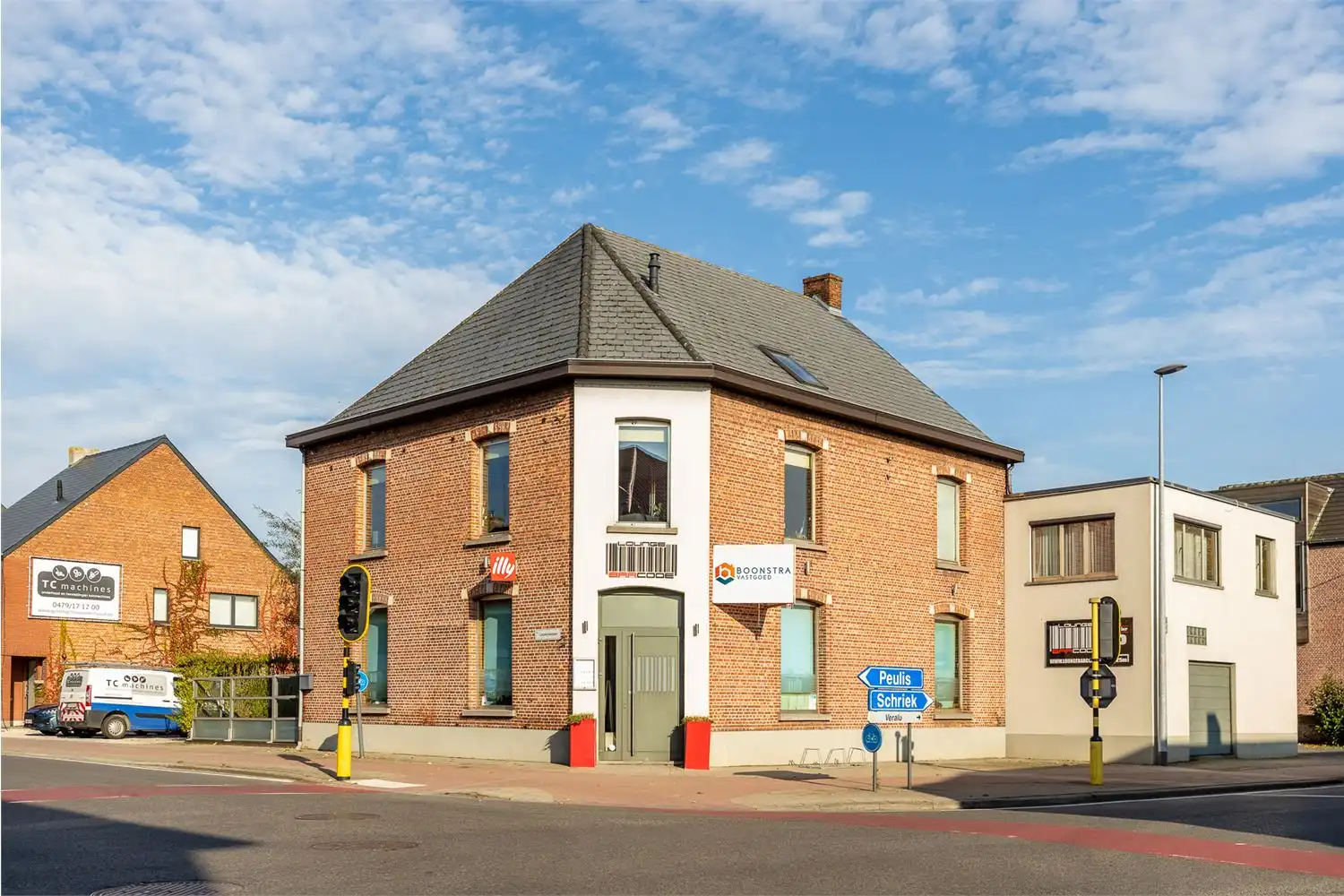 Handelspand met woonst en app. op toplocatie te Putte foto {{pictureIndex}}