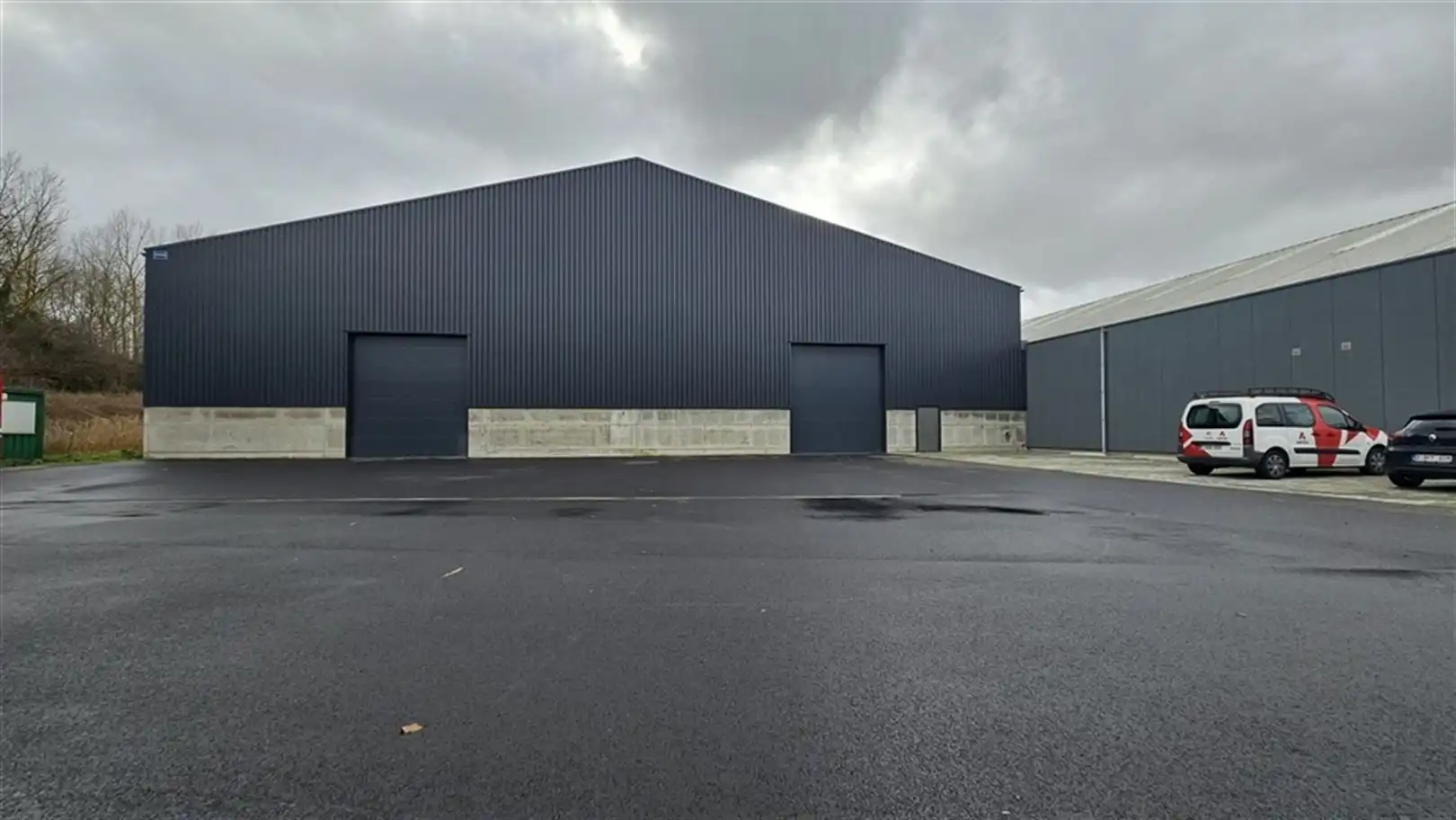 Magazijnen nabij E40, foto {{pictureIndex}}