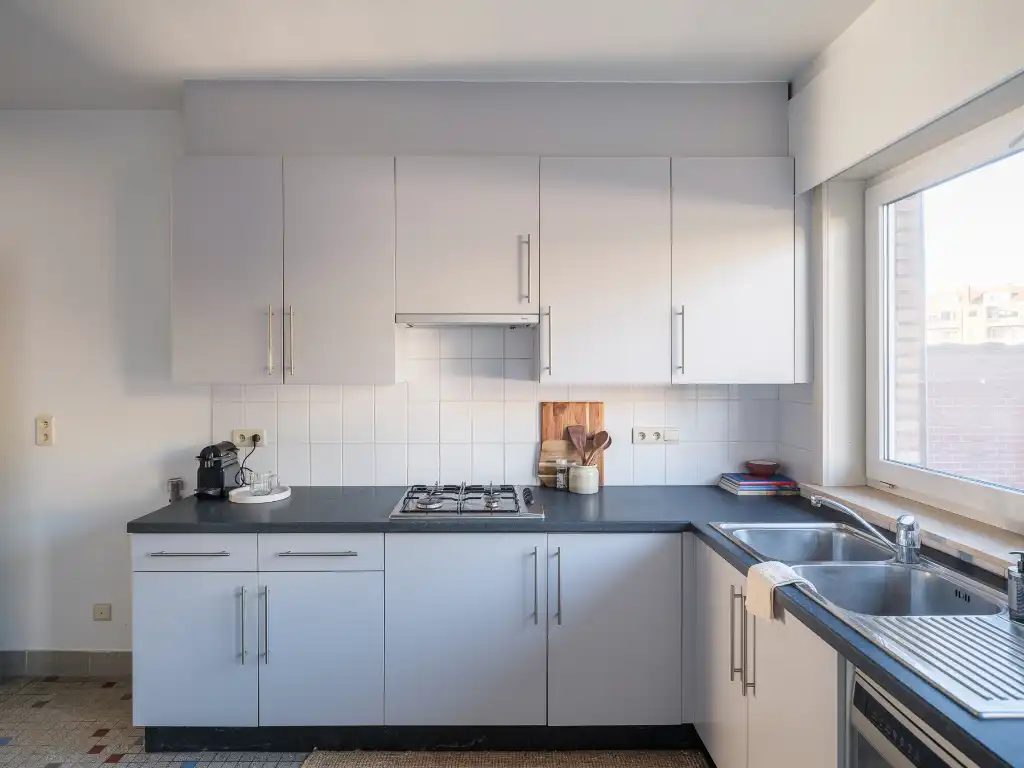 Een stijlvol appartement in de&nbsp;Sportstraat, met een warm mid-century karakter en hedendaags wooncomfort. foto 6