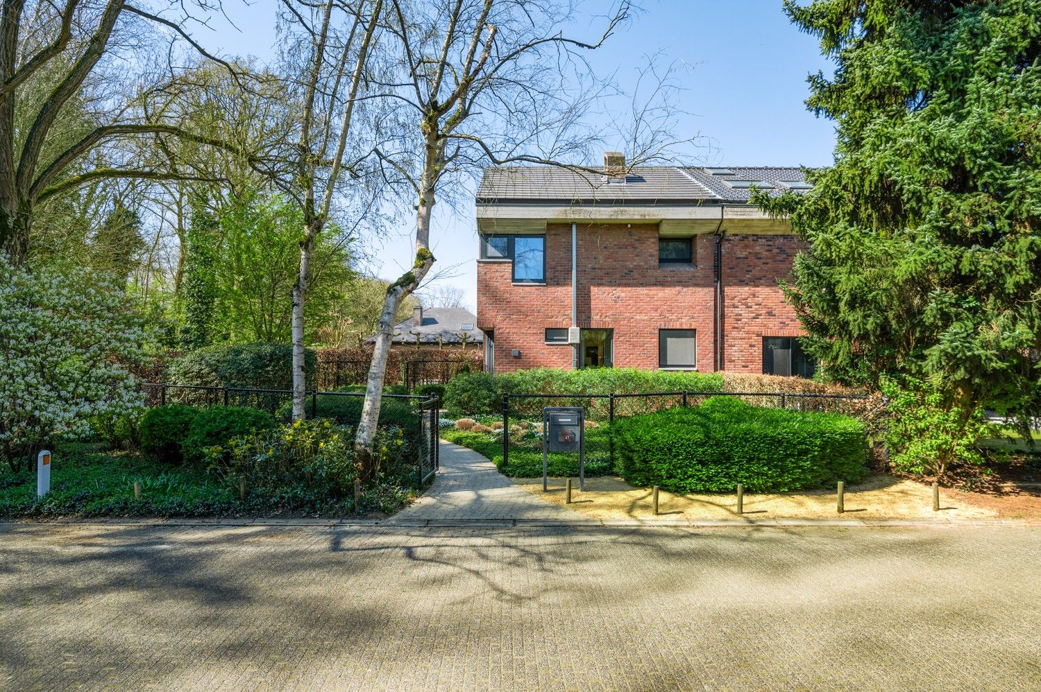Unieke HOB met 4 SLPKS, grote tuin en garage in een doodlopende straat in Wijnegem! foto 2