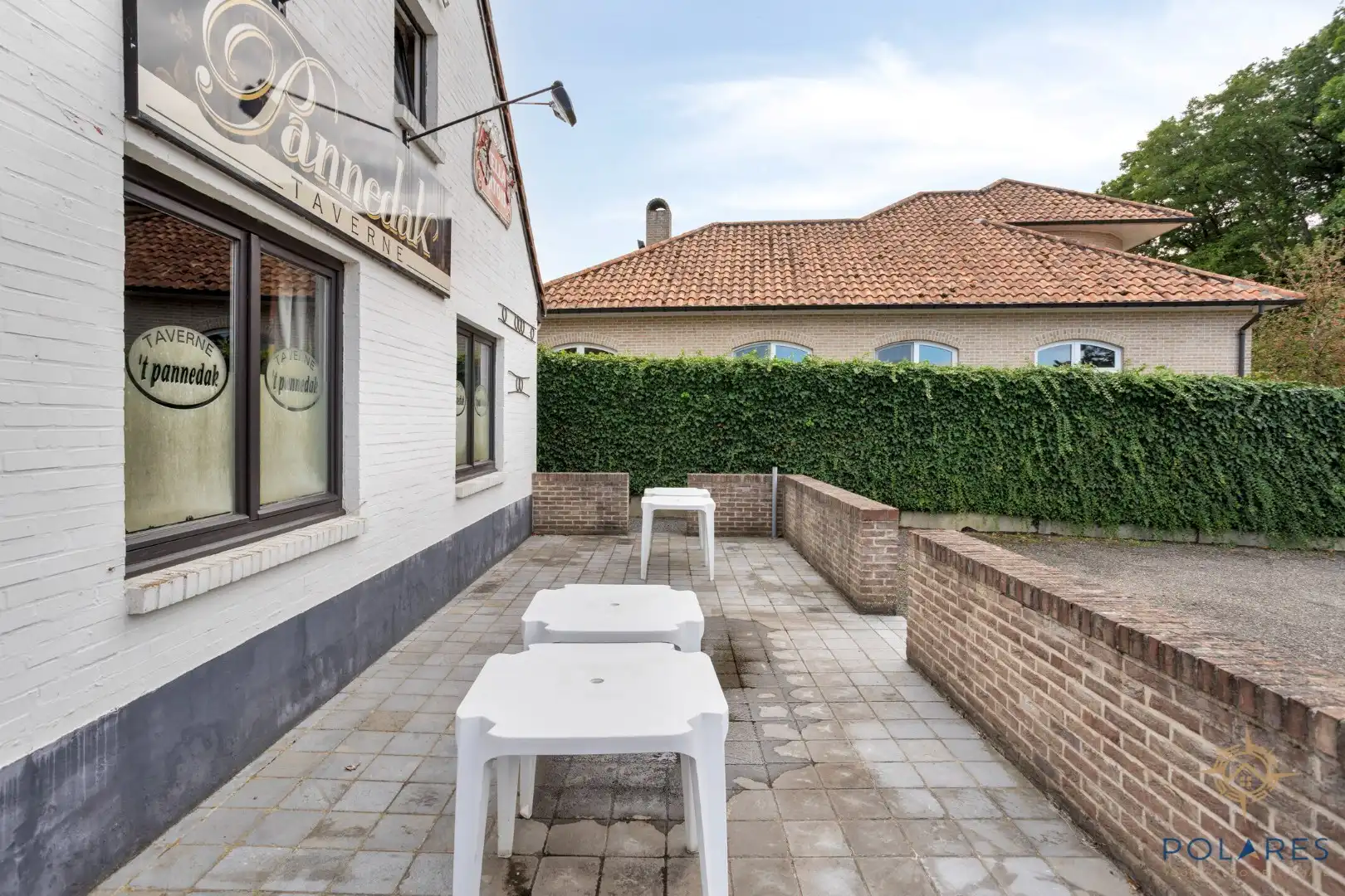 Goed gelegen taverne met woonst en grote parking foto 37