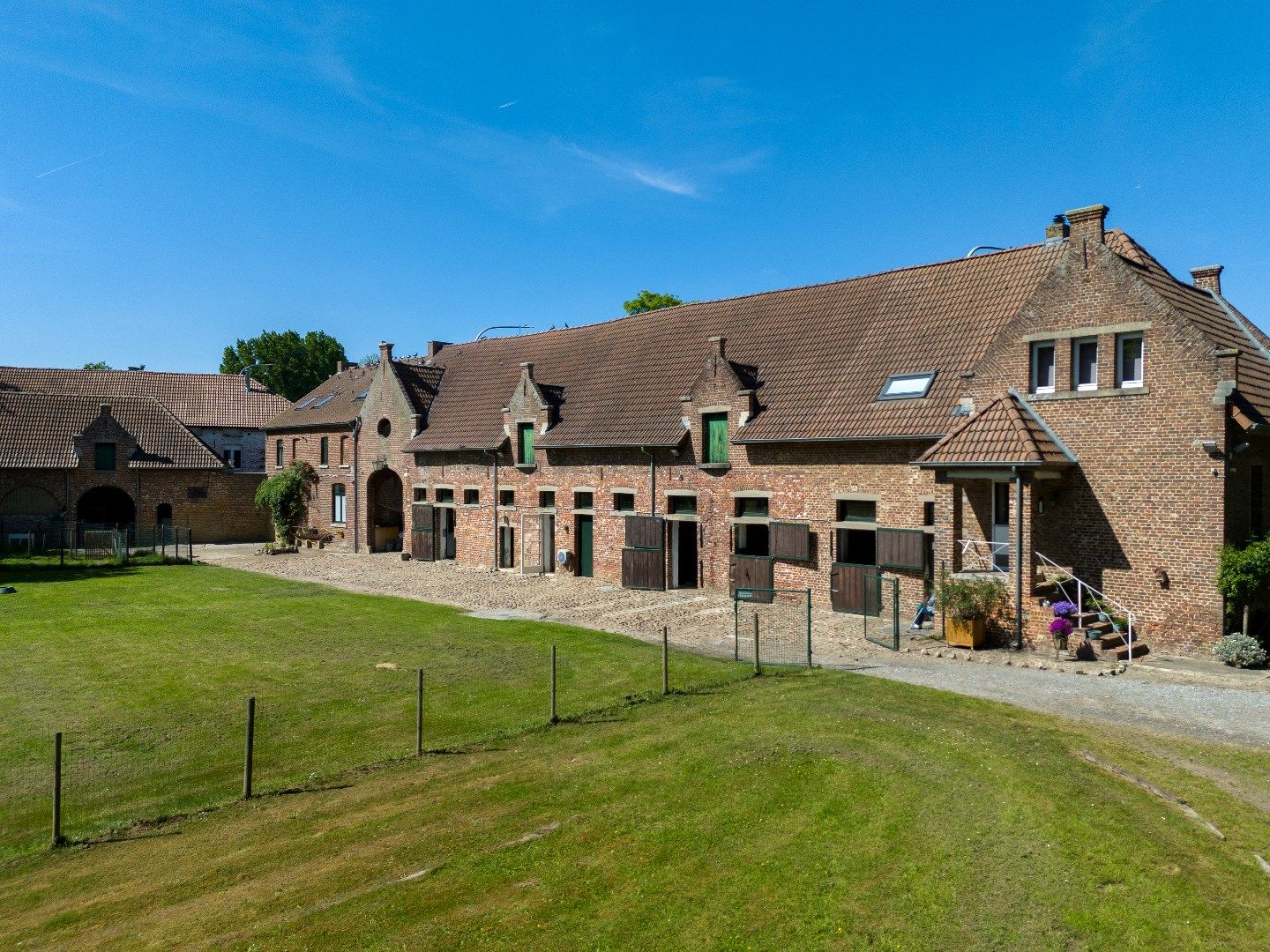 Hoofdfoto van de publicatie: Te koop: Charmante boerderij met paardenstallen van 1ha op toplocatie in Boutersem - bewoonbare opp. 158 m² (uitbreiding mogelijk) 