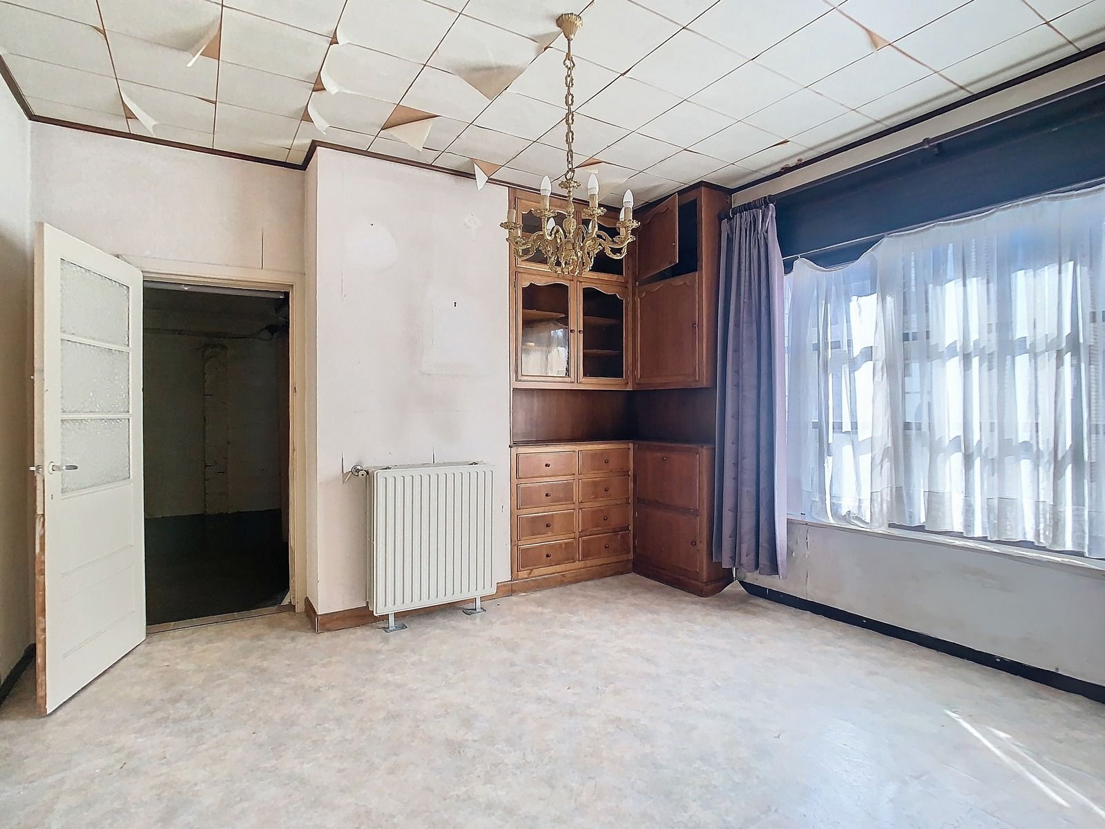 Zéér ruime, Te renoveren woning met 3 SLPK én garage! foto 2