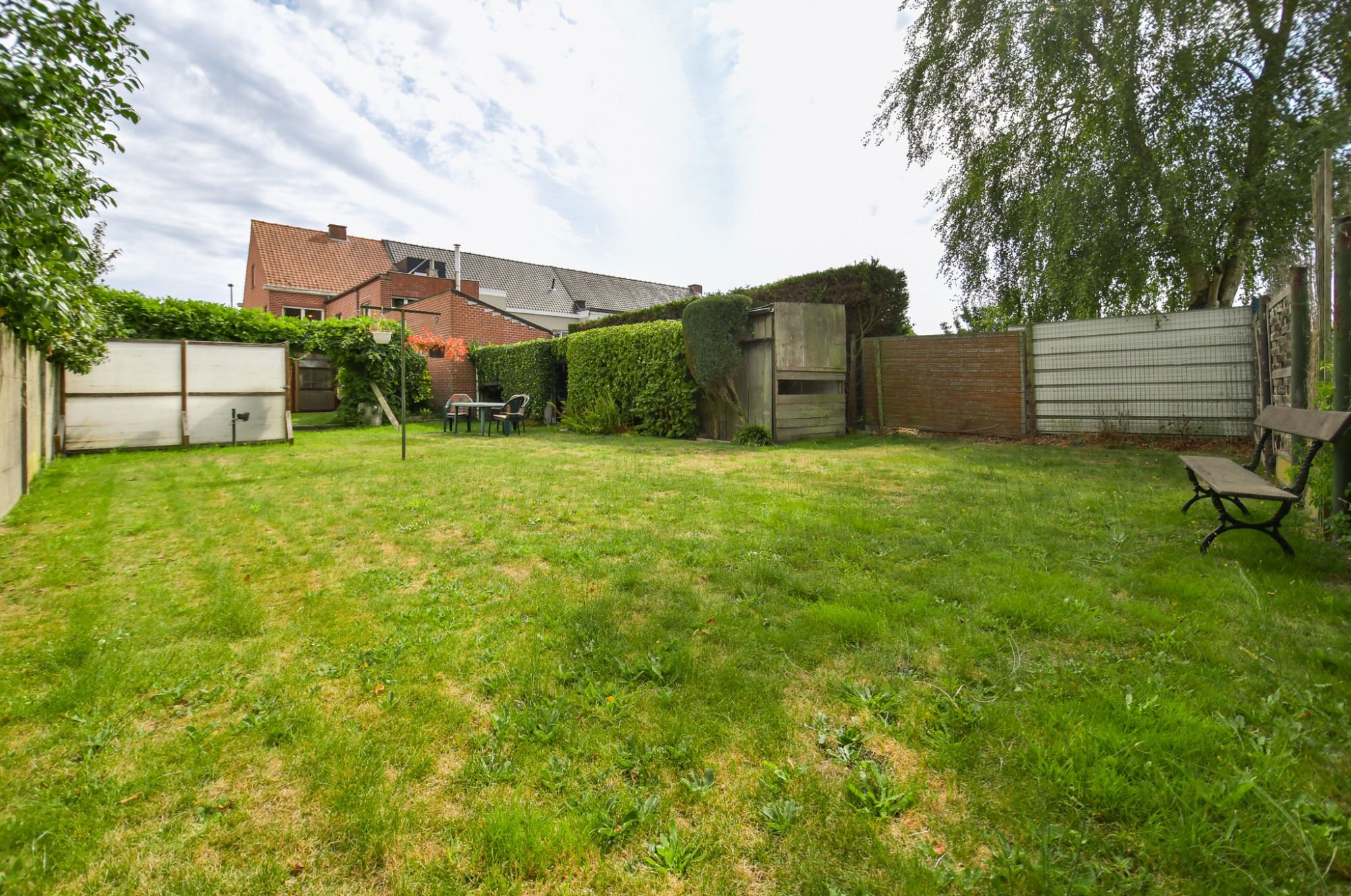 Rustig en centraal gelegen woning met landelijk uitzicht, grote garage en tuin foto 2