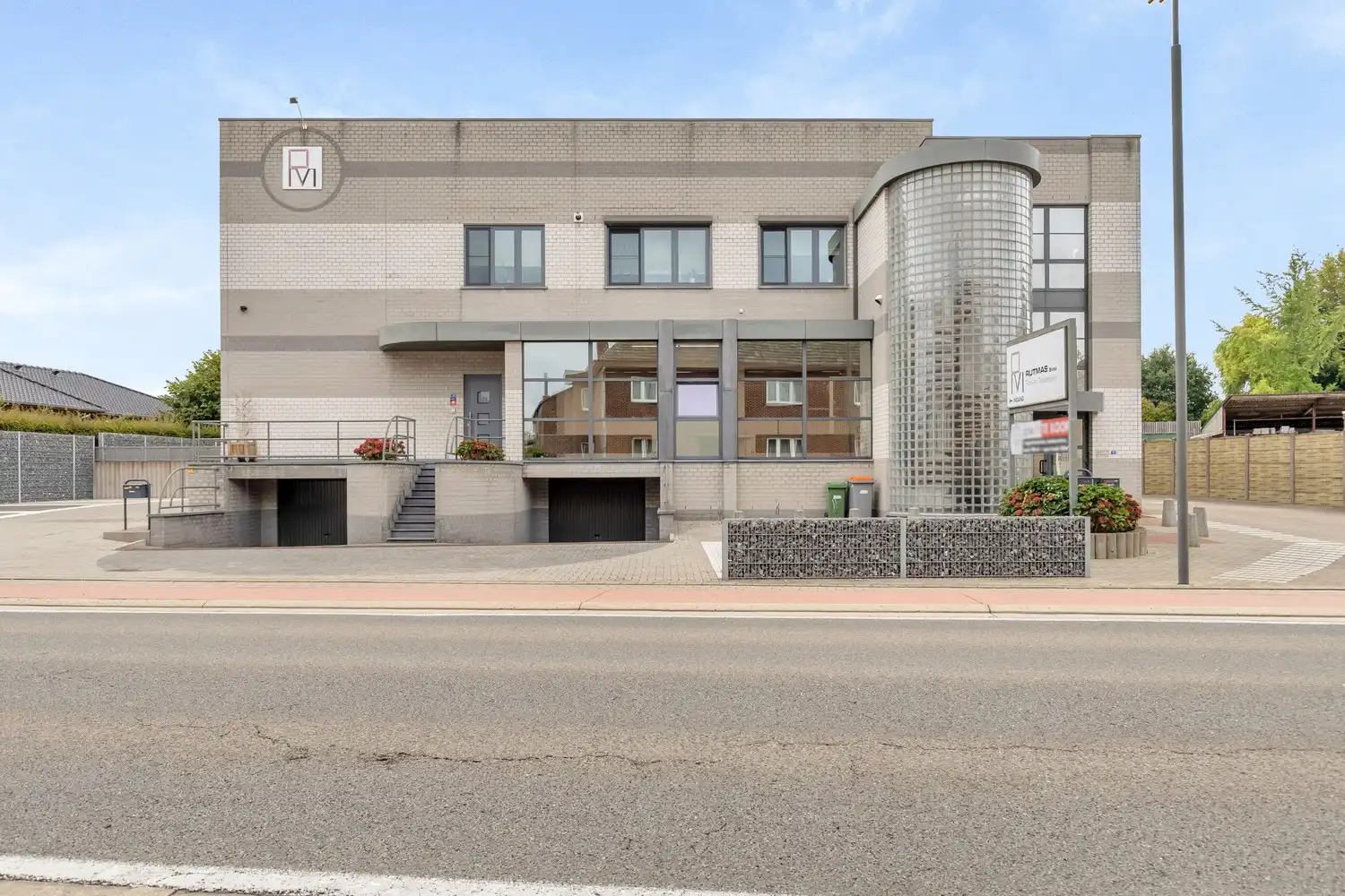 Unieke vastgoedopportuniteit! Ruim bedrijfscomplex met 2 appartementen en exclusief penthouse op 46a 55ca! foto {{pictureIndex}}