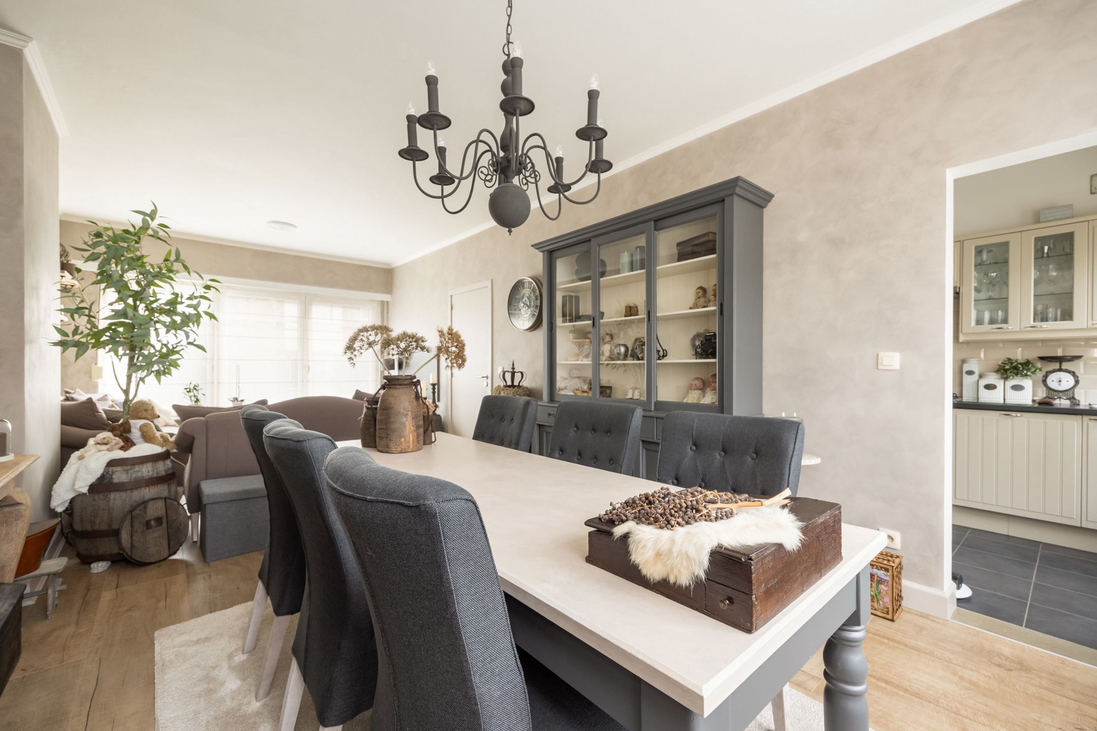 Instapklare woning met tuin 3/4 slaapkamers te Nachtegalenhof Hoboken foto {{pictureIndex}}