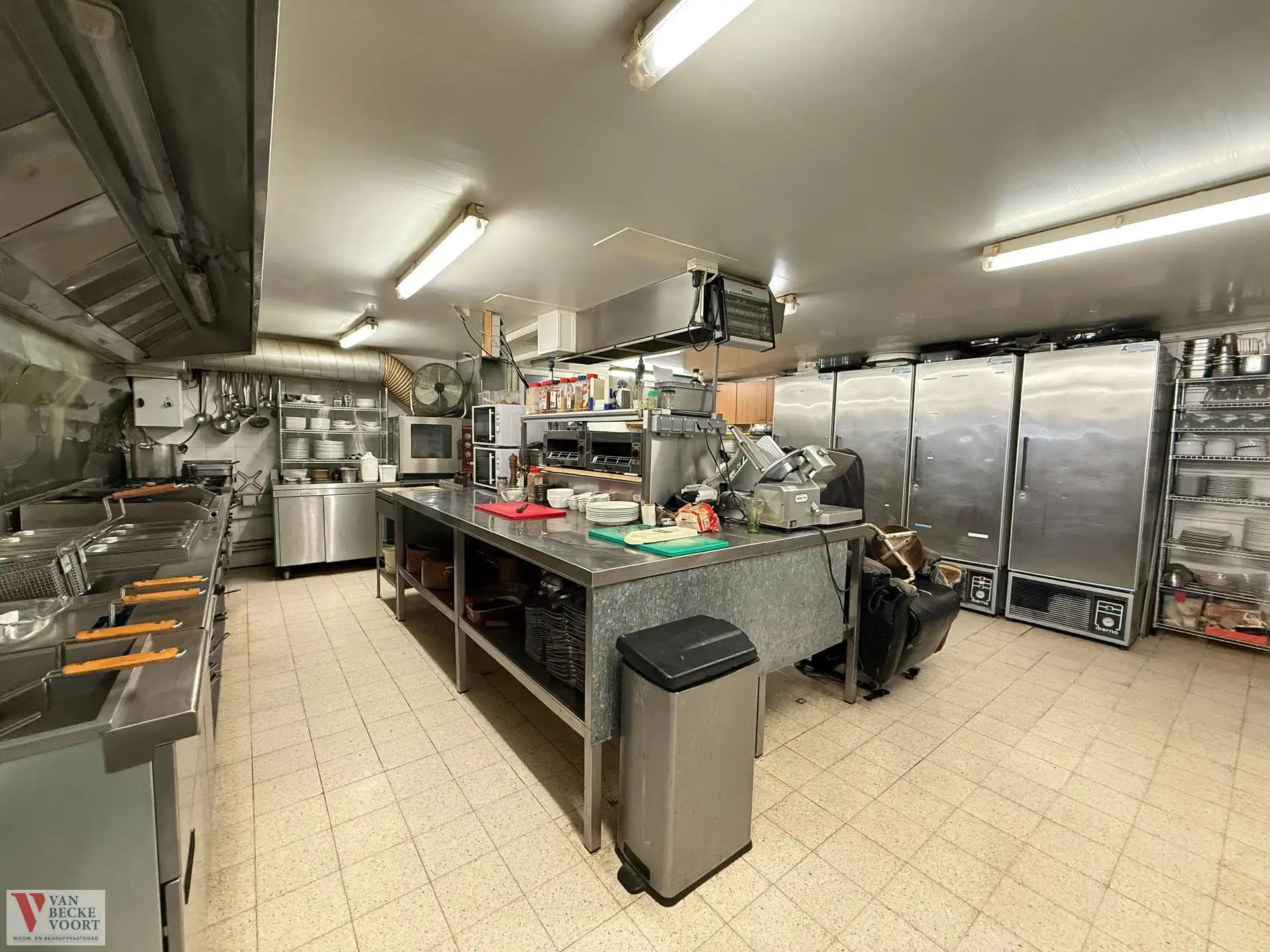 Handelsgelijkvloers 197m² + kelder foto 15