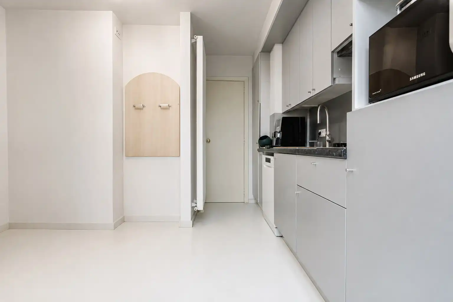 Ingericht en gemeubeld handelspand in een zijstraat van de Dumortierlaan te koop foto 8