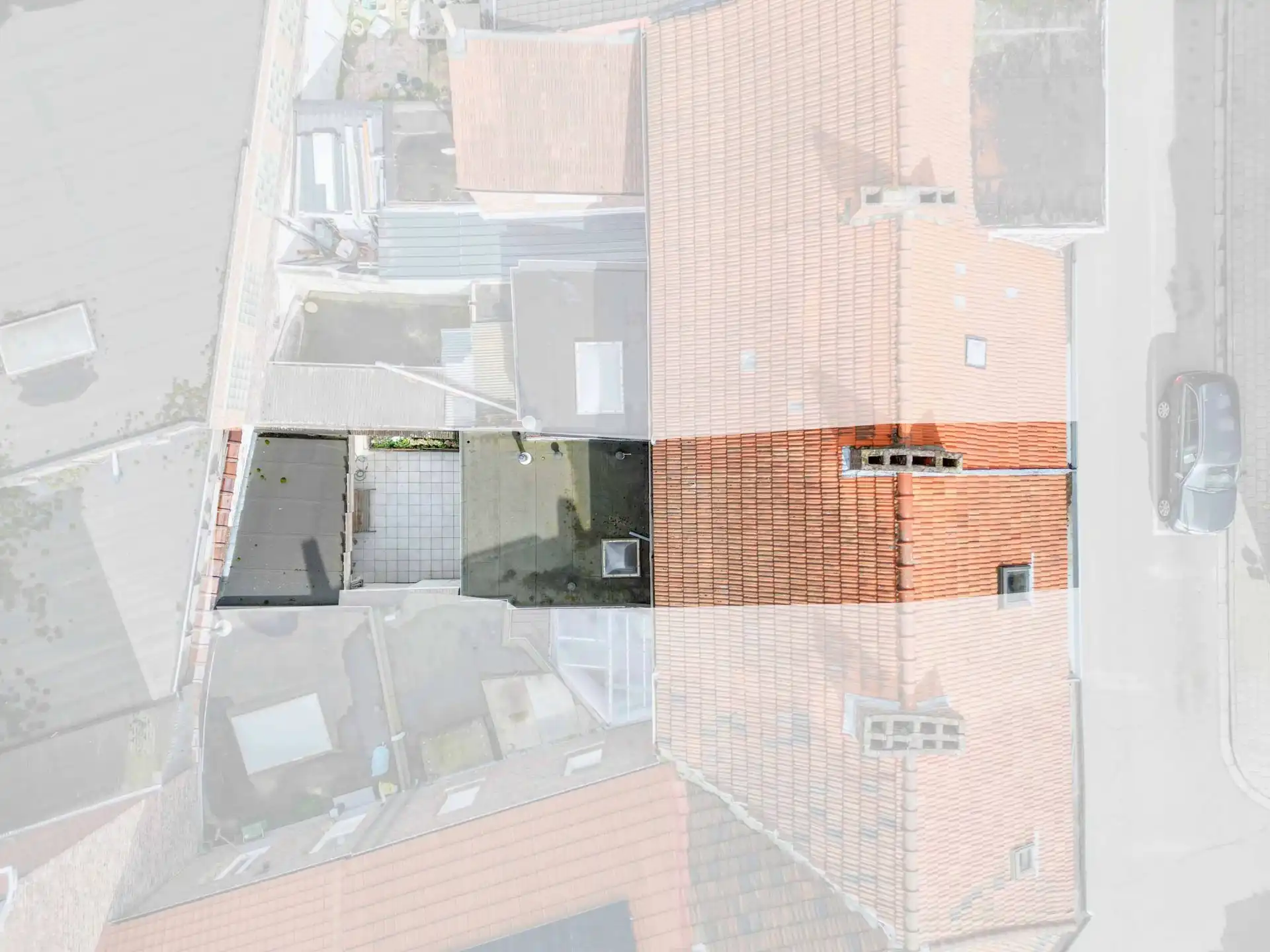 Op te knappen stadwoning op goede locatie foto 3