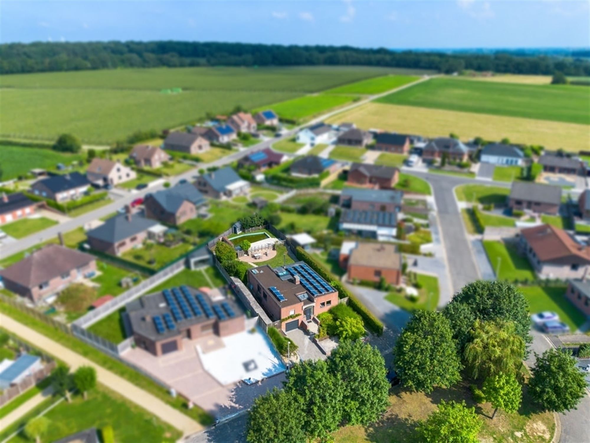  KNAPPE GEZINSWONING MET 4 SLKS EN RUIME GARAGE VAN 61M² PLUS ZONNEPANELEN IN NIEUWERKERKEN foto 4