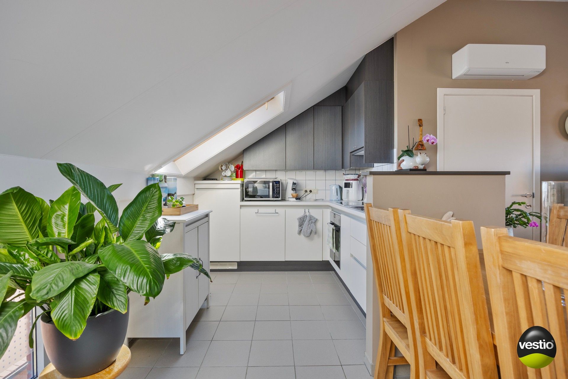 Tof, instapklaar dakappartement met 2 slaapkamers, zonneterras en parking! foto 7