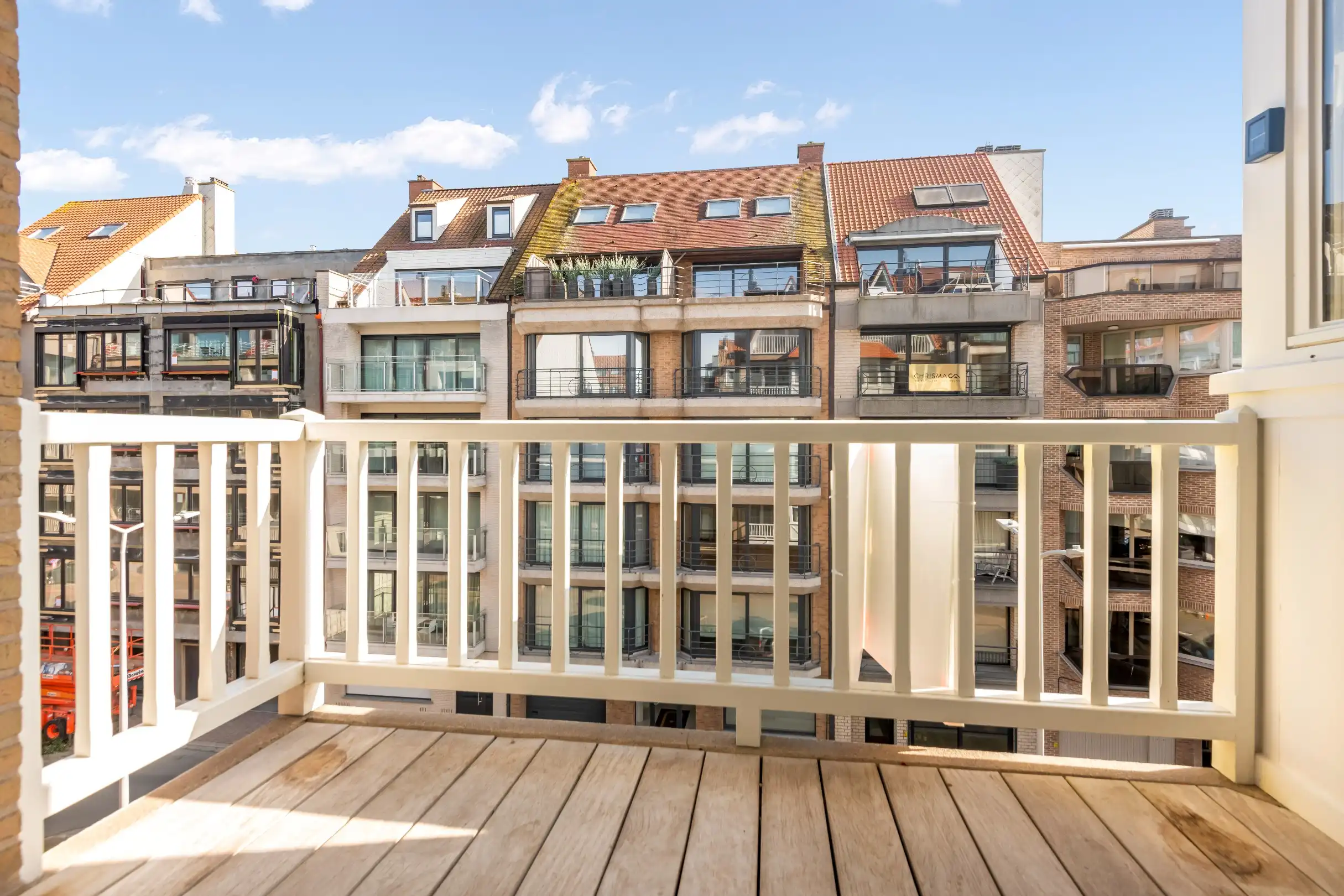 Ruim woonapp. met een gevelbreedte van ca. 7 meter, en garagemogelijkheid, gelege, vlakbij het strand en het Rubensplein. foto 3