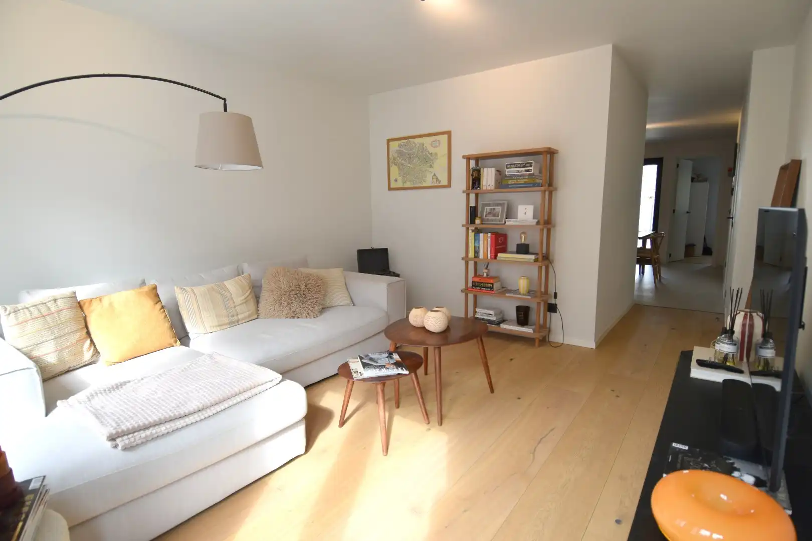 Volledig vernieuwd 2 slaapkamer appartement in hartje Kortrijk foto 3