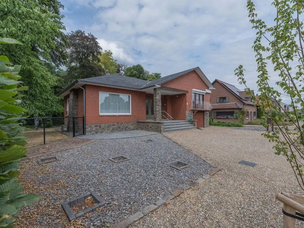 Goed onderhouden, op te frissen splitlevel woning foto 2