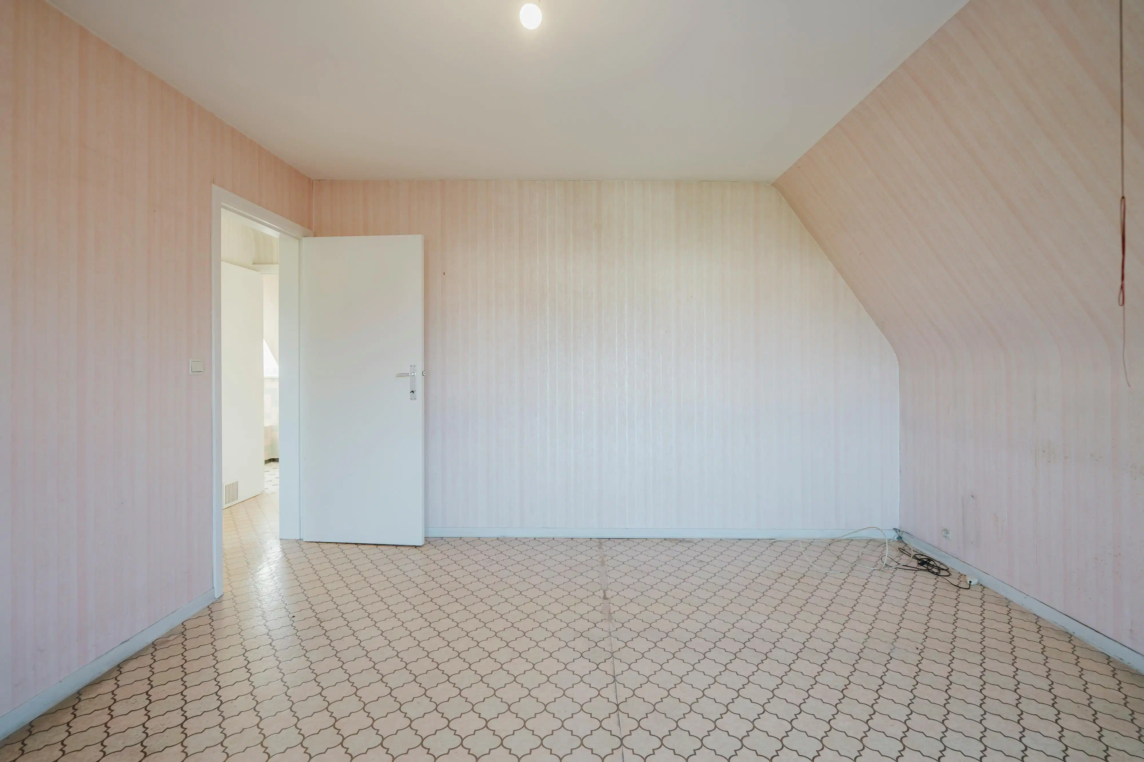 Ruim huis te koop op groot perceel, enorm potentieel foto 10