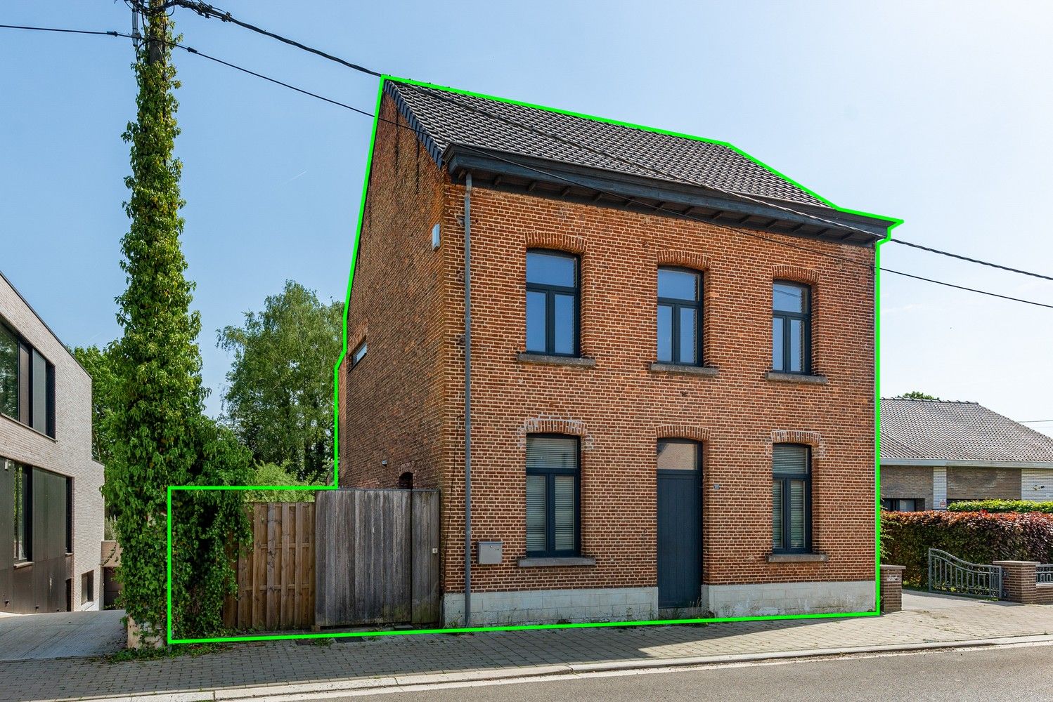 Vrijstaande en gemoderniseerde woning foto {{pictureIndex}}