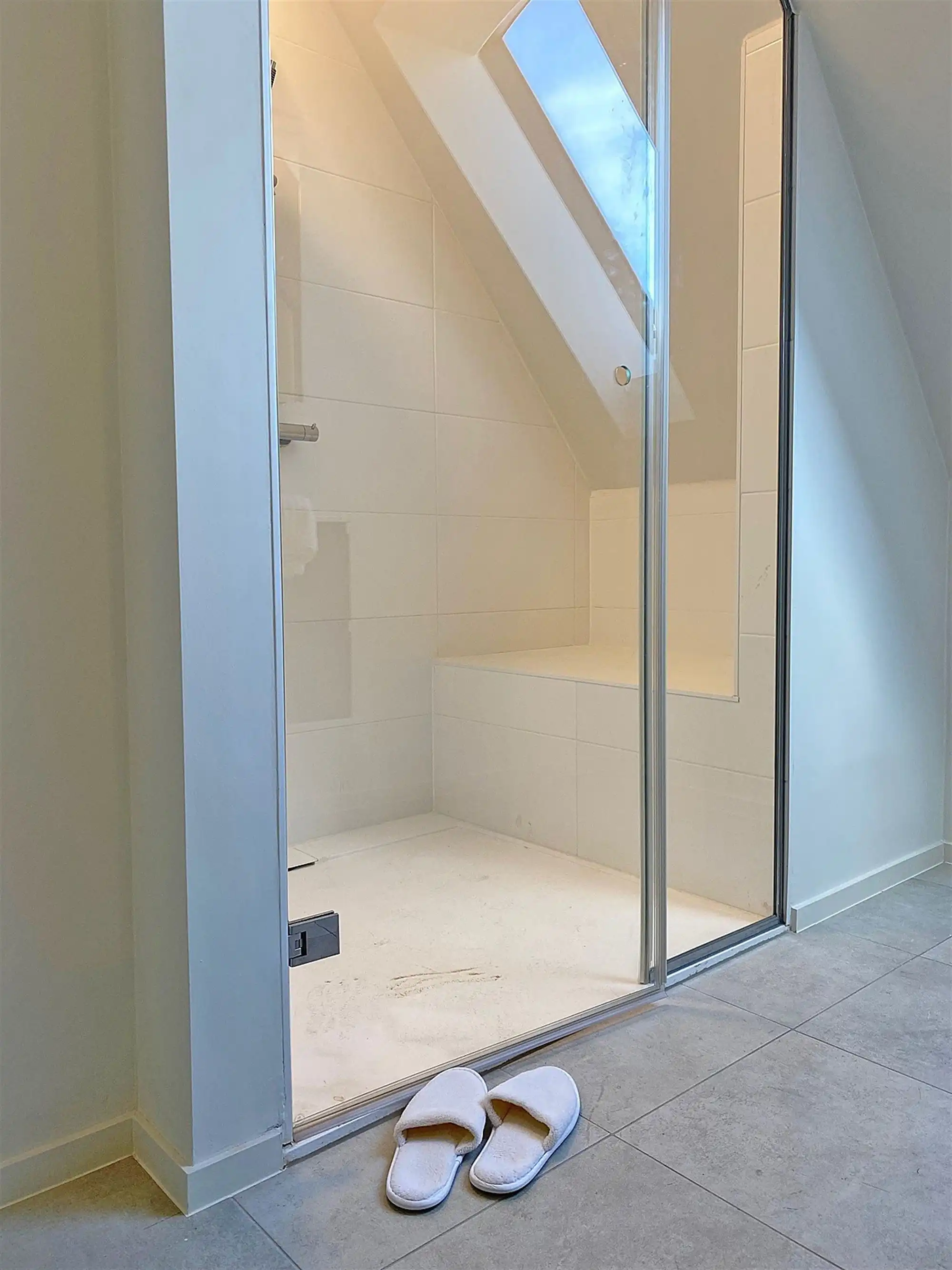 Instapklare DORPSWONING met 3 SLAAPKAMERS, TUIN/TERRAS, CARPORT & grote KELDER foto 13