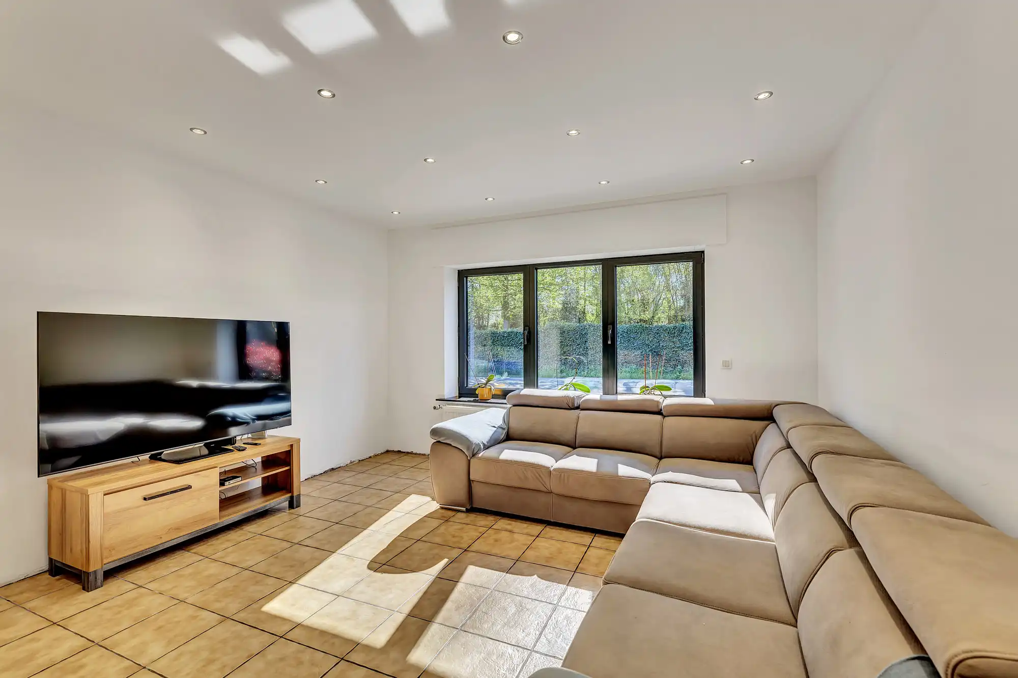 Goed onderhouden woning met garage foto 3