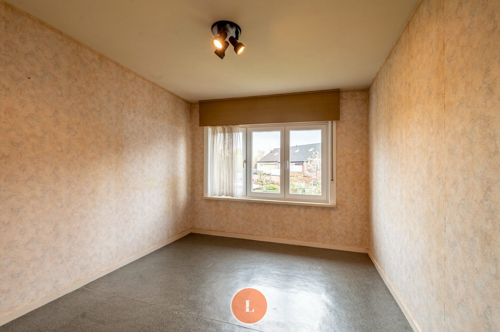 Te renoveren halfopen woning met 3 slaapkamers en 2 garages te Izegem! foto 10