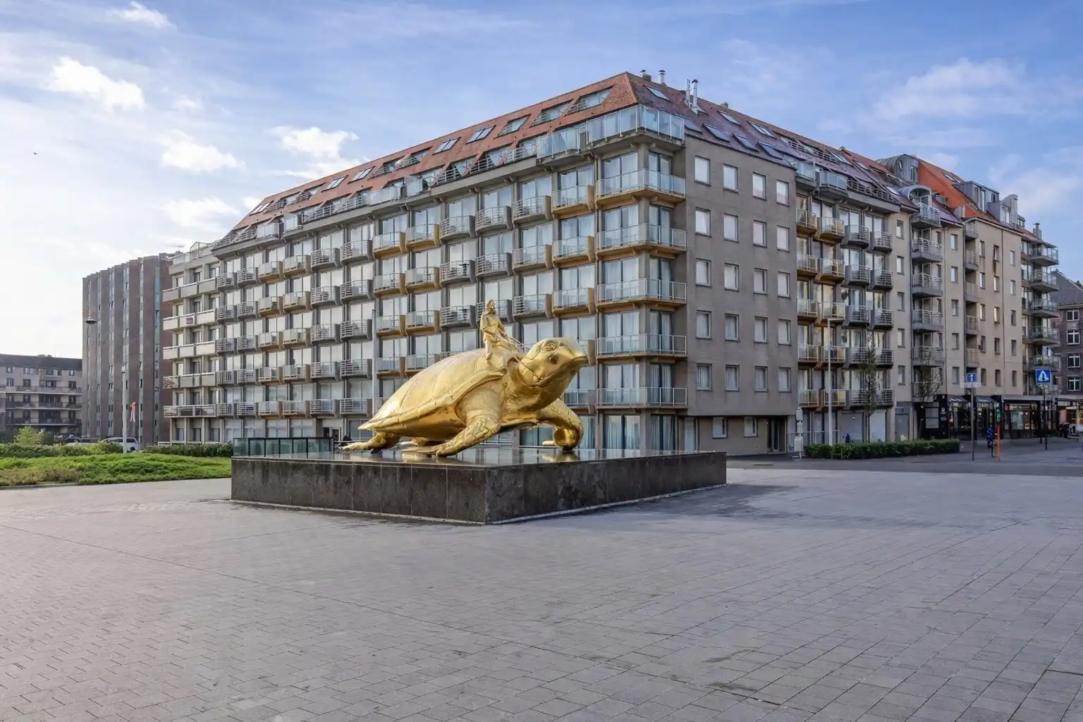Volledig gerenoveerd appartement met zicht op de vaargeul en schildpad te Nieuwpoort foto 11