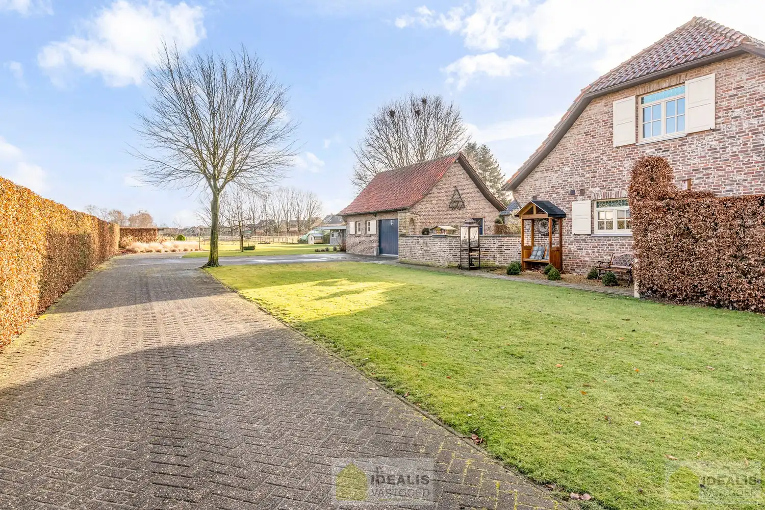 IDEALIS VASTGOED – ROYALE, INSTAPKLARE EN ZEER GOED ONDERHOUDEN GEZINSWONING OP EEN RUIM EN RUSTIG PERCEEL VAN 44A 33CA MET 5 KNAPPE SLAAPKAMERS, HEERLIJKE VERANDA, VRIJSTAANDE GARAGE EN 32 ZONNEPANELEN MÉT CERTIFICATEN ÉN ZONNEBOILER - De woning omvat maar liefst +- 265m² bewoonbare oppervlakte met ruime woonkamer, uitgeruste keuken, 5 slaapkamers, badkamer, vrijstaande garage én 32 zonnepanelen. De woning is rustig gelegen op een perceel met een opp. van 44a 33ca. foto 4