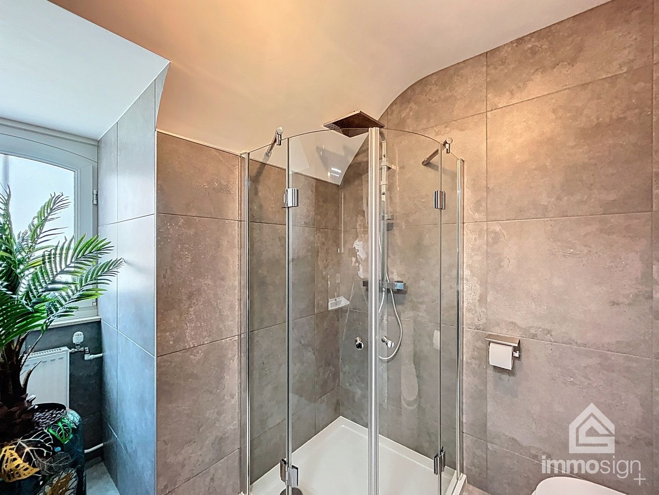 Instapklare gezinswoning met 3 slaapkamers, 2 badkamers, vrijstaande garage en prachtige tuinkamer foto 42