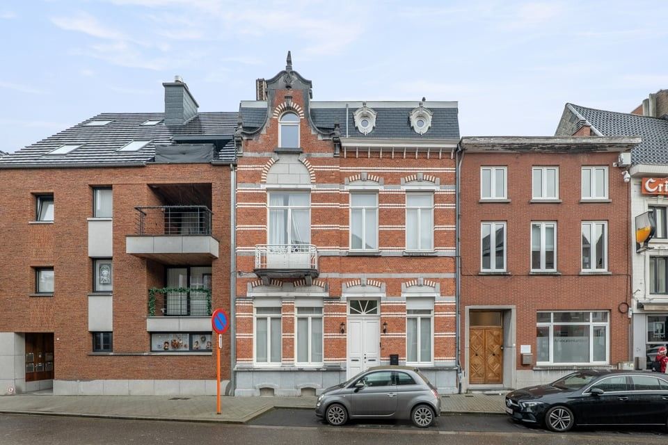 EXCLUSIEF HERENHUIS MET LUXUEUZE AFWERKING IN HET HART VAN SINT-TRUIDEN foto {{pictureIndex}}
