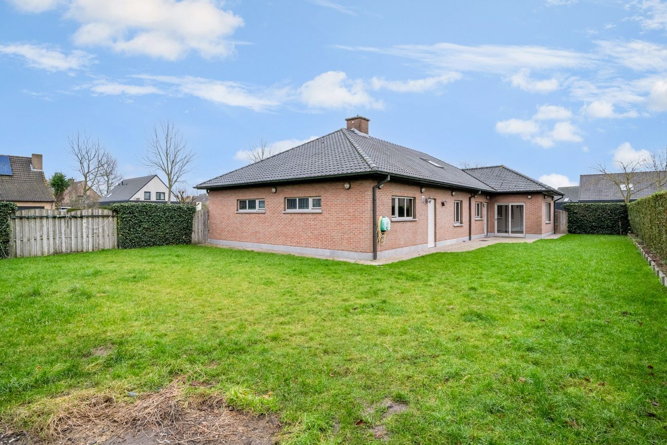 Degelijke alleenstaande villa met ZES slaapkamers en ruime inpandige dubbele garage op residentiële toplocatie nabij het centrum van Lochristi! foto 4