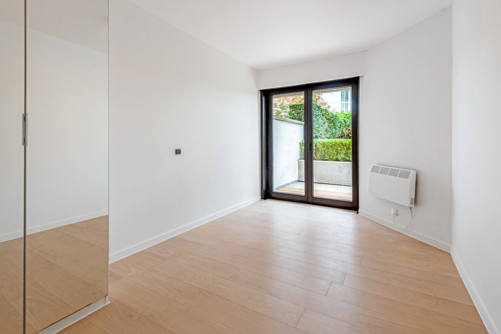Ongemeubeld hoekappartement met veel licht en mooie terrassen vlakbij het Albertplein in het Zoute.  foto 11