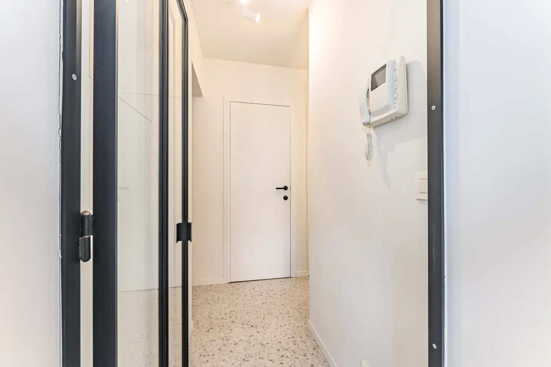 Stijlvol gerenoveerd appartement met zijdelings zeezicht foto 9