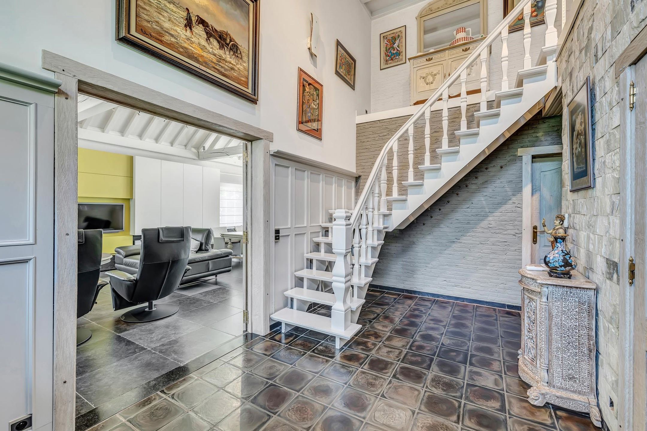 Instapklare ruime woning met loods(verkoop onder aandelen) foto 3