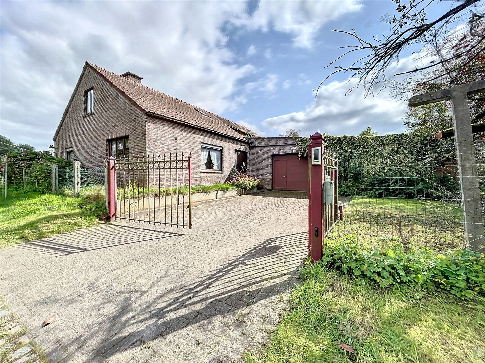 Degelijke woning met garage en grote bijgebouwen op prachtig perceel van 2435m².  foto 10