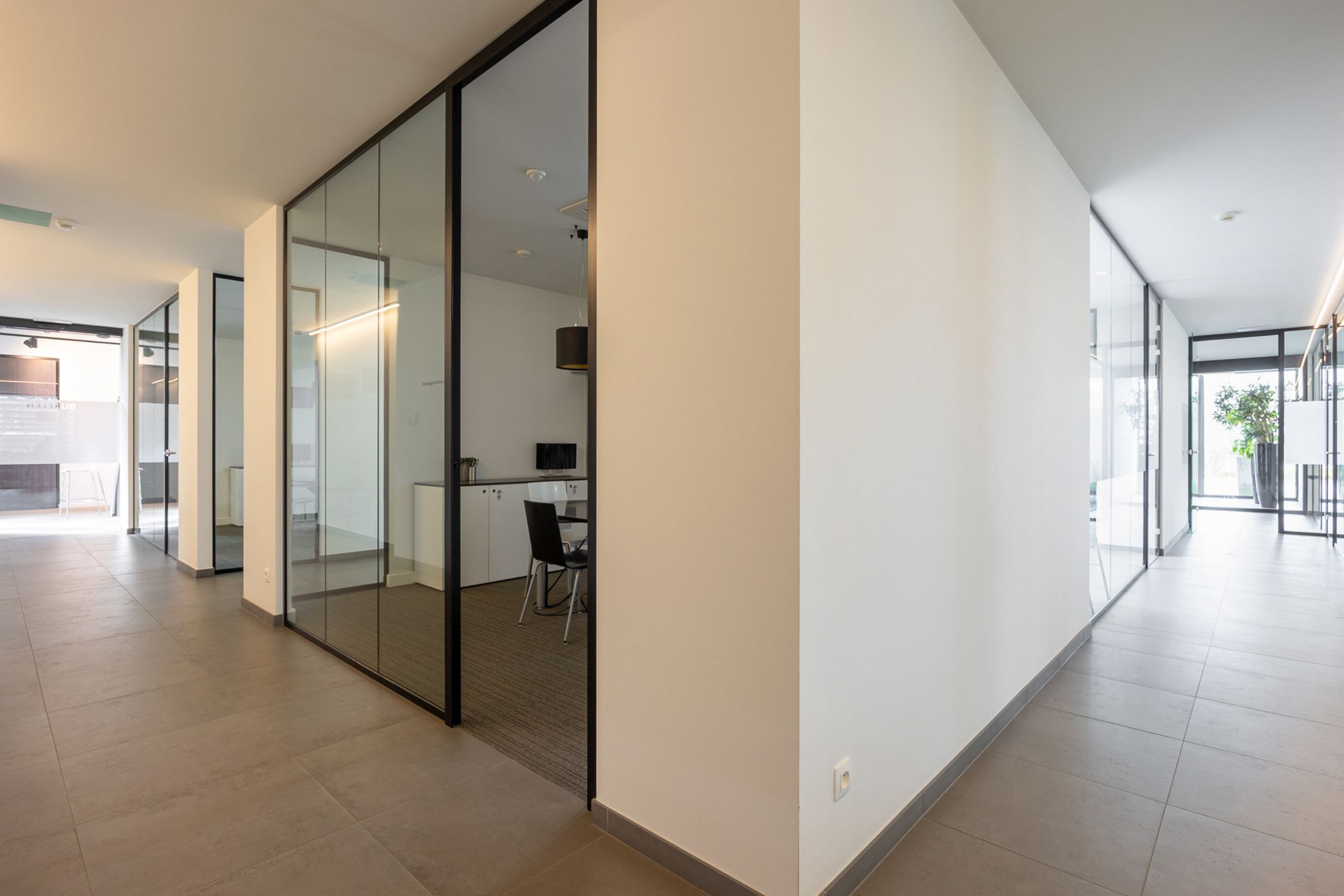 Strategische gelegen showroom te huur te Wijnegem!  foto 7