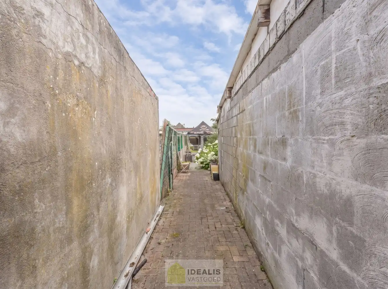 IDEALIS VASTGOED – CHARMANTE EENGEZINSWONING TE WIJCHMAAL, PEER! Deze woning omvat ca. 70m² bewoonbare oppervlakte op een perceel van ca. 1a33ca met op het gelijkvloers woonkamer en keuken en op de verdieping slaapkamer, nachthal en badkamer. Uiterst geschikt voor kandidaten op zoek naar een betaalbare woning. foto 11