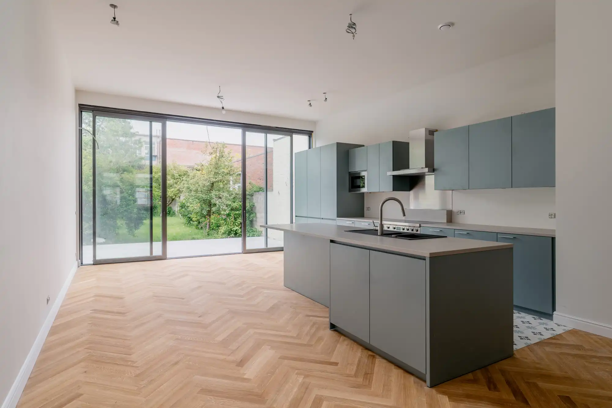 Volledig gerenoveerde woning. Eerste bewoning. Vijf slaapkamers. Een tuin die maar niet stopt. foto {{pictureIndex}}