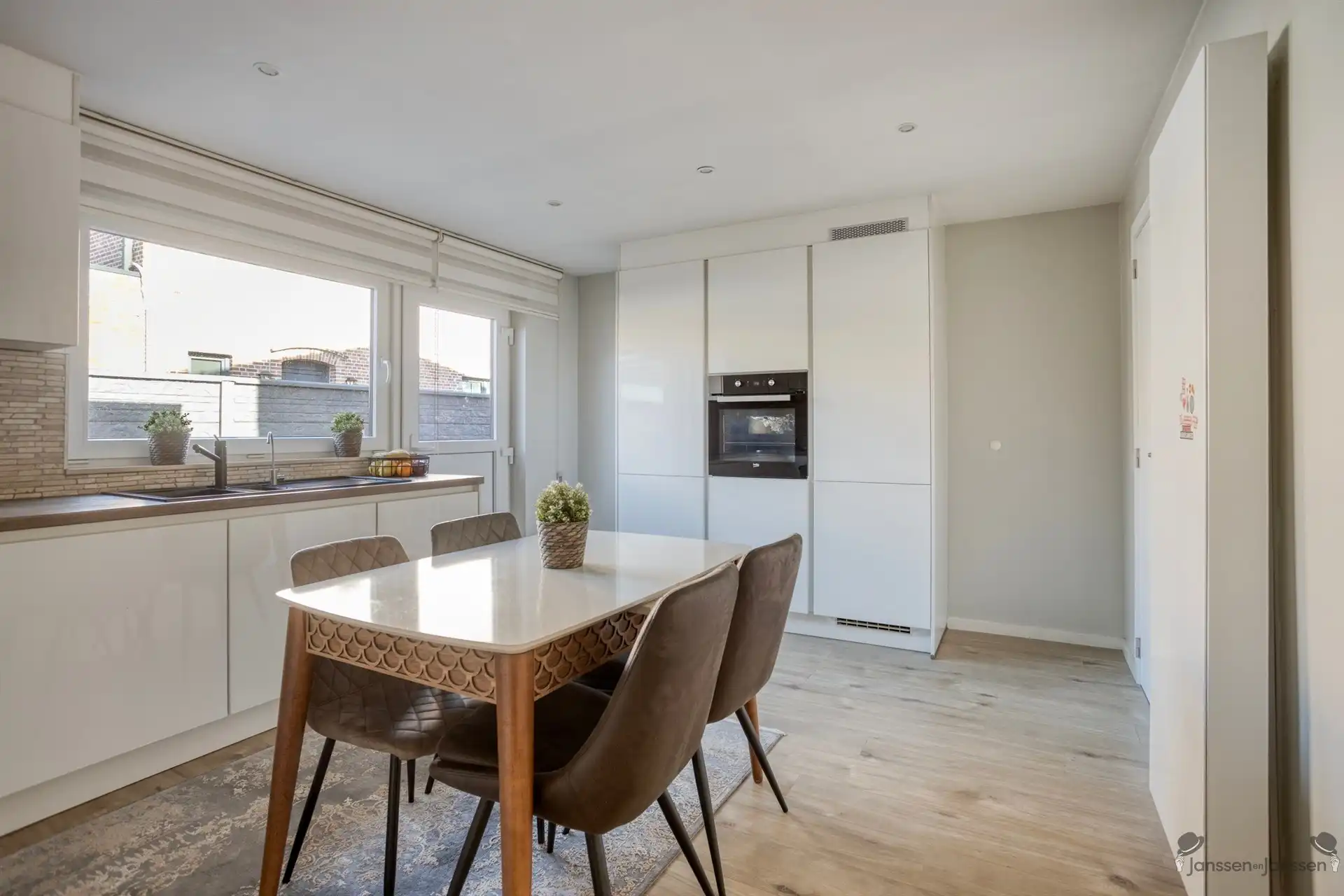 Volledig gerenoveerde HOB op topligging aan rustig pleintje te Genk foto 11