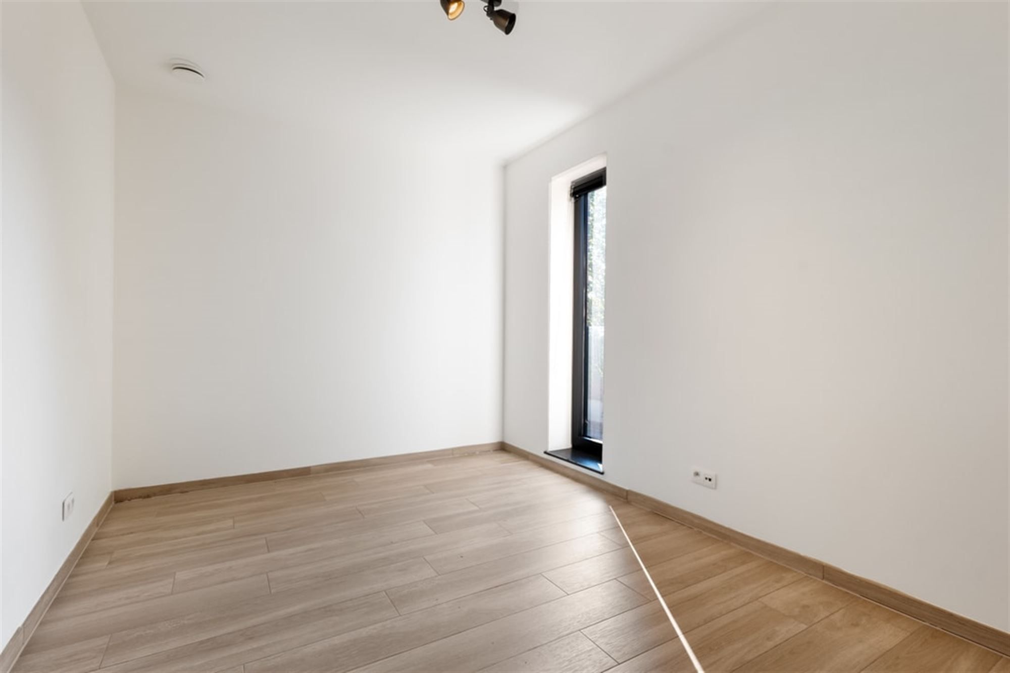 KNAP 1 SLK APPARTEMENT MET RUIM TERRAS OP CENTRALE LIGGING IN SINT-TRUIDEN  foto 15