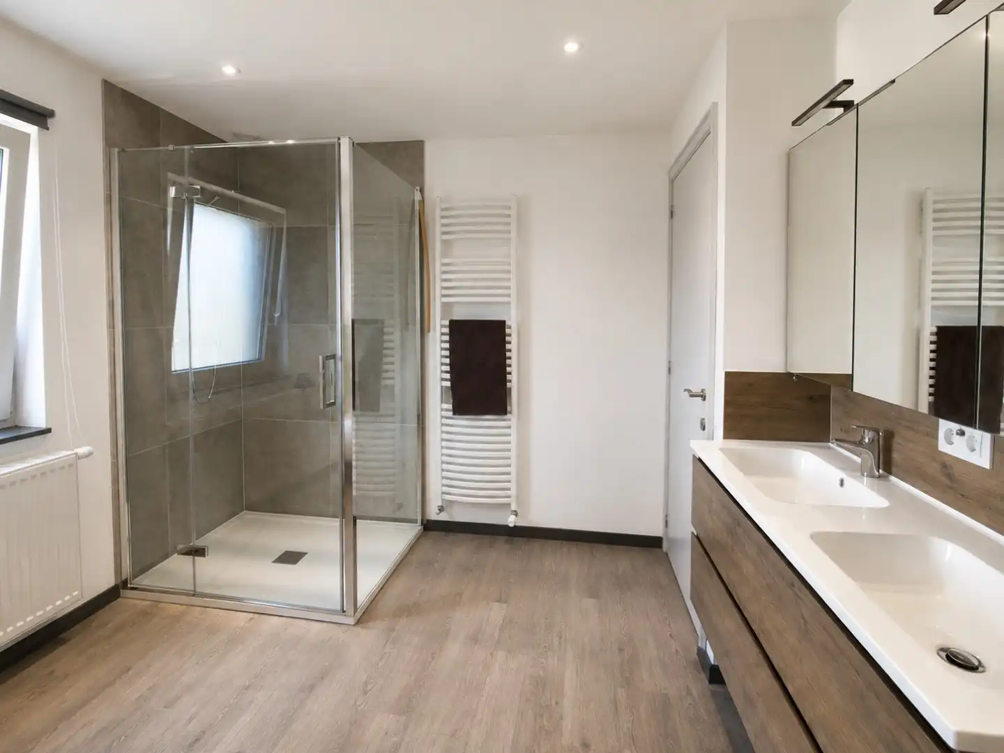 Gerenoveerde open bebouwing met drie slaapkamers, bureau en ruime tuin te huur in Merendree foto 15