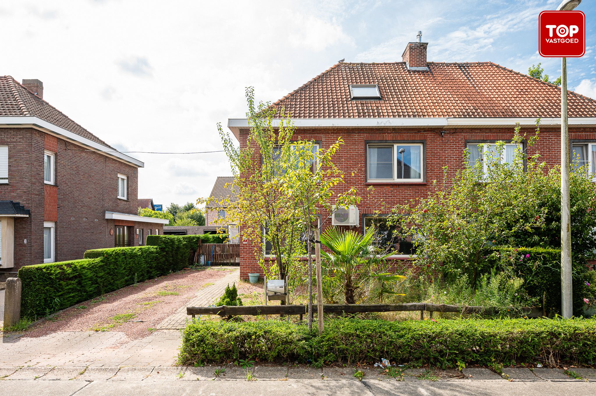 Ruime half open woning met mooie tuin en 5 slaapkamers. foto 3