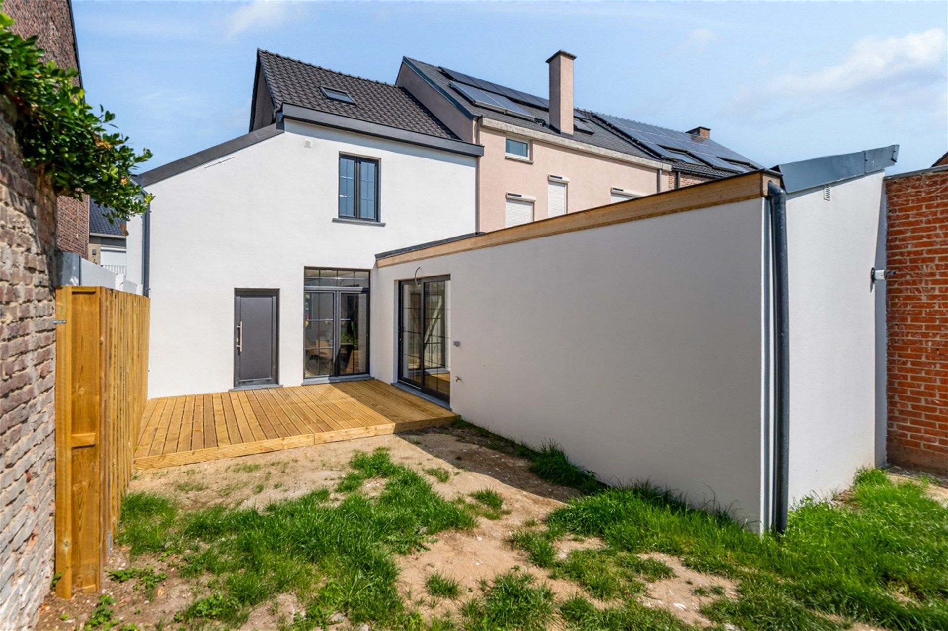 Totaal gerenoveerde woning met tuin en garage in Erembodegem foto 18