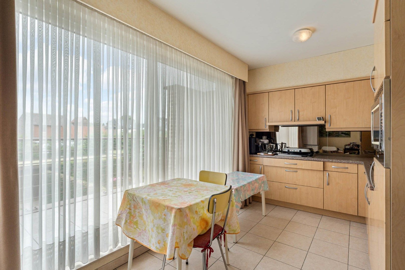 Stijlvol appartement voorzien van 2 slaapkamers, 2 terrassen en een autostandplaats op een rustige locatie in het centrum van Neeroeteren!  foto 13