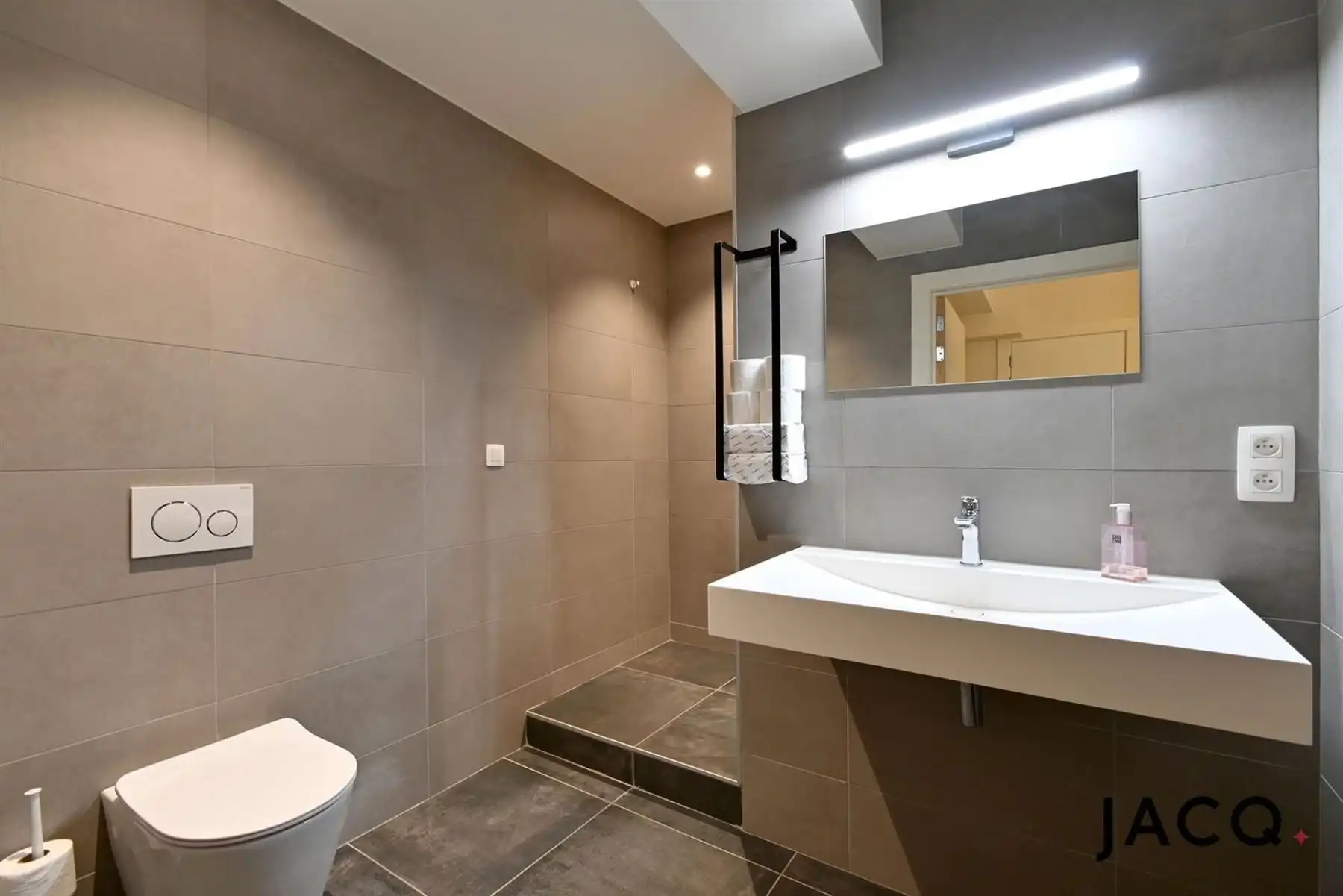 Modern, gerenoveerd kantoor met ruime garage foto 9