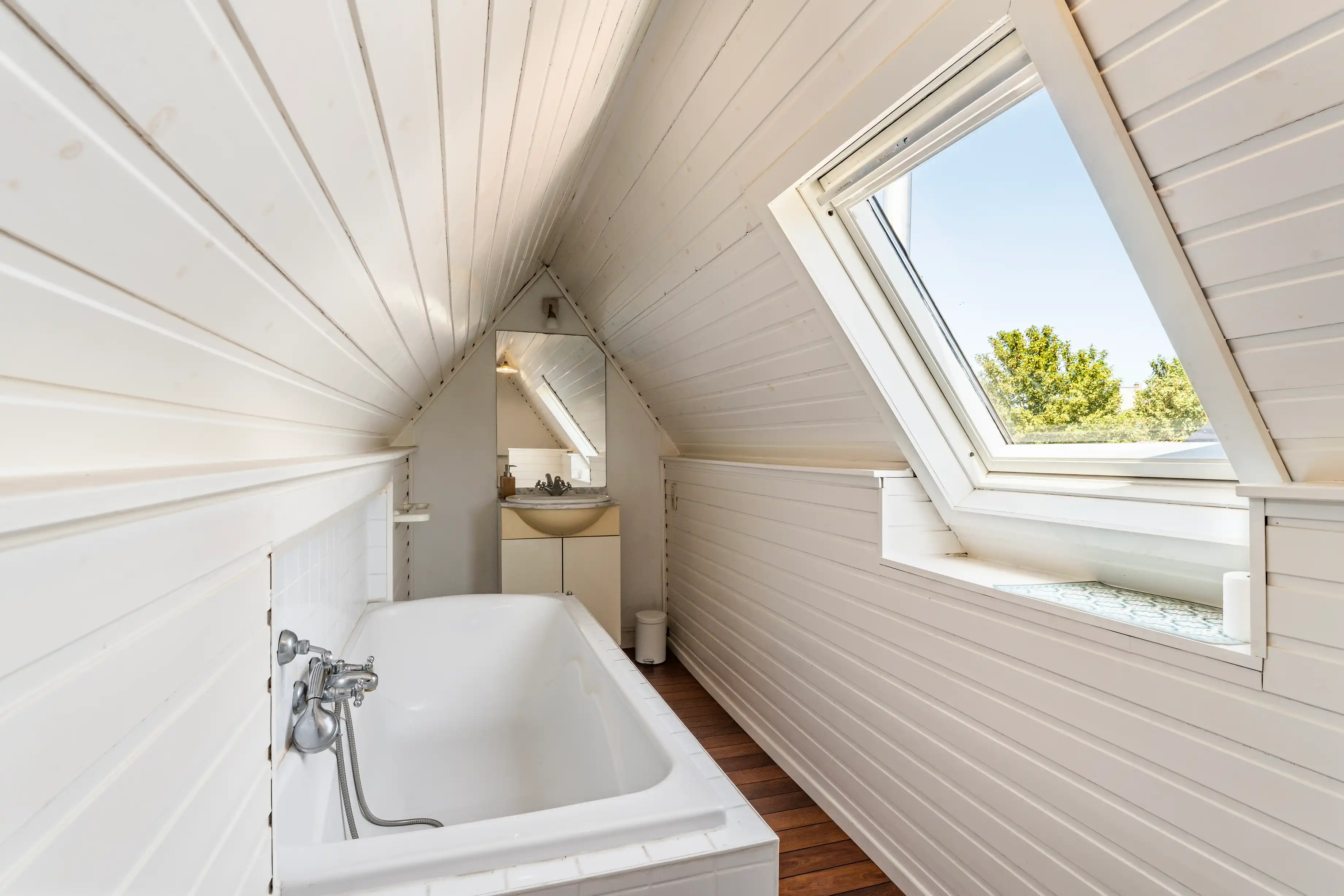 Unieke neogotische stadswoning met zicht op de Leie! foto 10