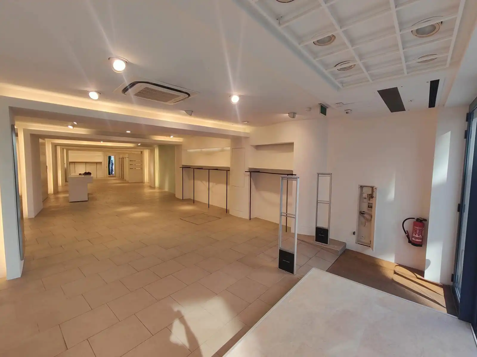 Handelspand in het commercieel centrum van Beveren foto 2