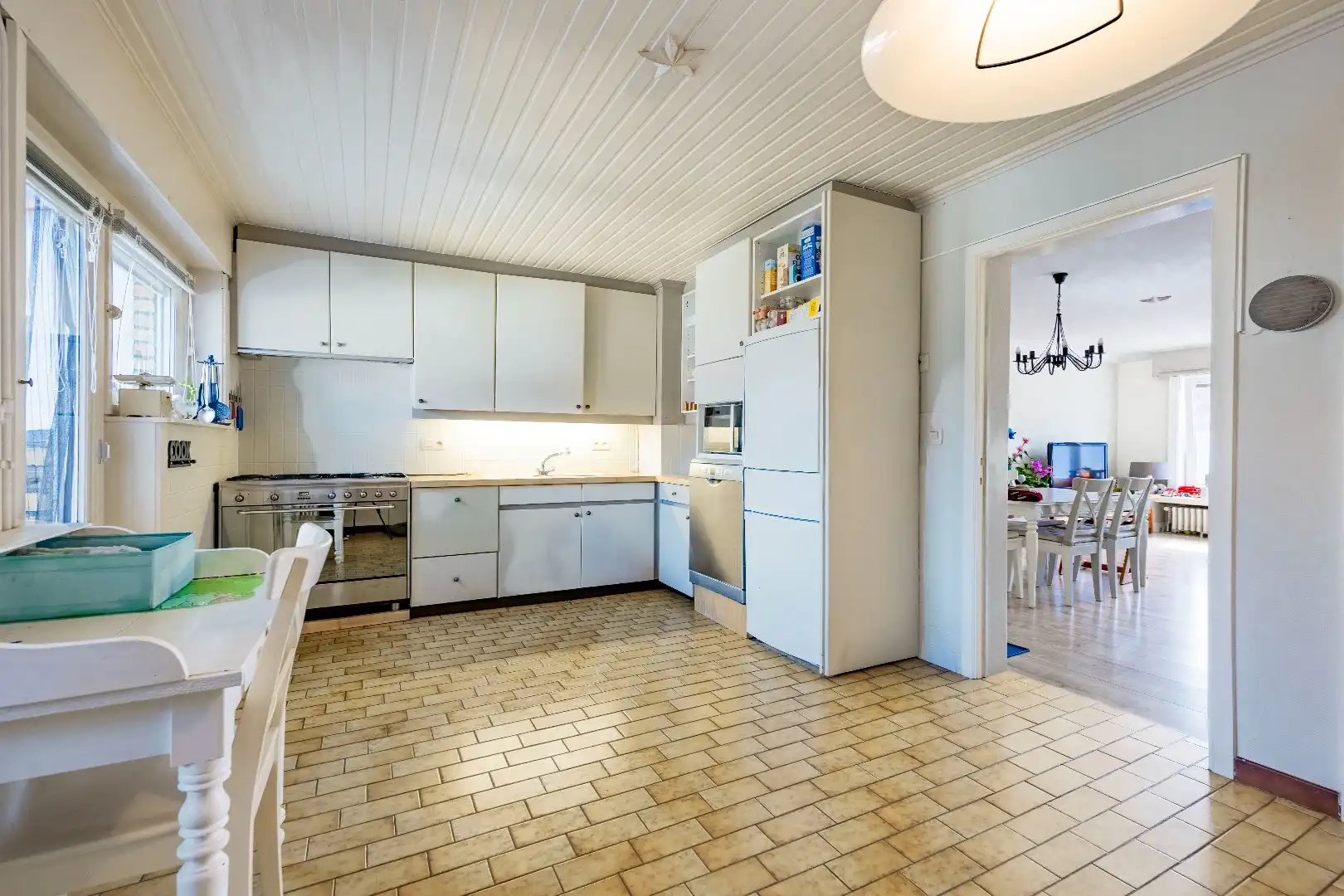 Instapklare bel-etagewoning met garage, zonnepanelen en aangename buitenruimte in het centrum van Heist. foto 7