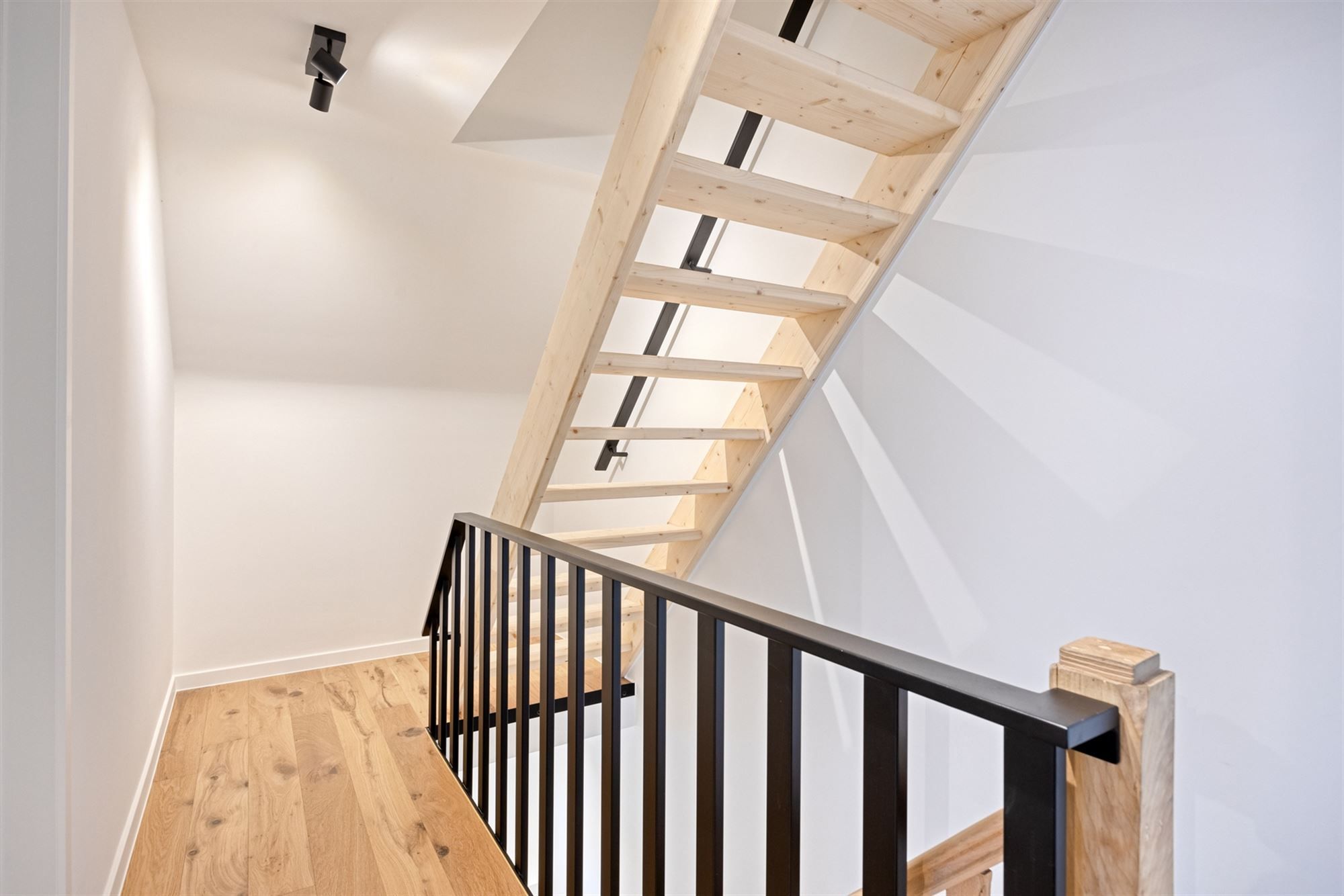 Moderne woning met 3 slaapkamers, 2 badkamers aan de vaart foto 24