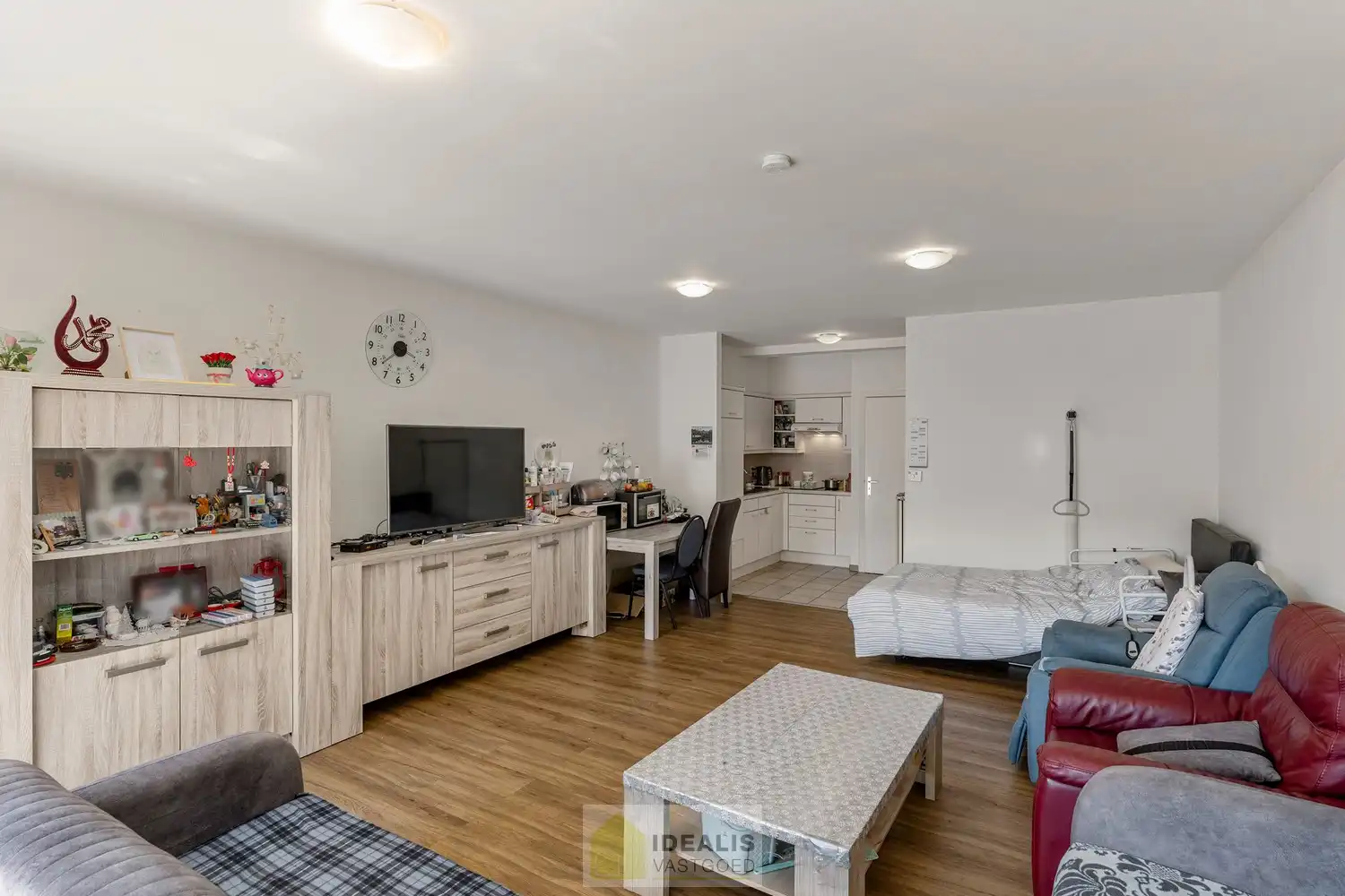 IDEALIS VASTGOED – GELIJKVLOERS APPARTEMENT MET LICHTRIJKE LEEFRUIMTE EN AANSLUITEND RUIME KEUKEN, BADKAMER, 2 SLAAPKAMERS EN GARAGEBOX OP EEN UITERST GUNSTIGE LOCATIE VLAK BIJ HET CENTRUM VAN PELT! foto 10