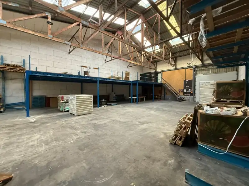 Ruime opslagruimte met mezzanine te huur in Evergem – vlot bereikbaar foto 5